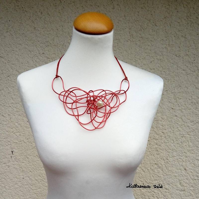 Rote Statement-Halskette, Großer Einzigartiger Schmuck Für Frauengeschenk von KatarinaSilkJewelry