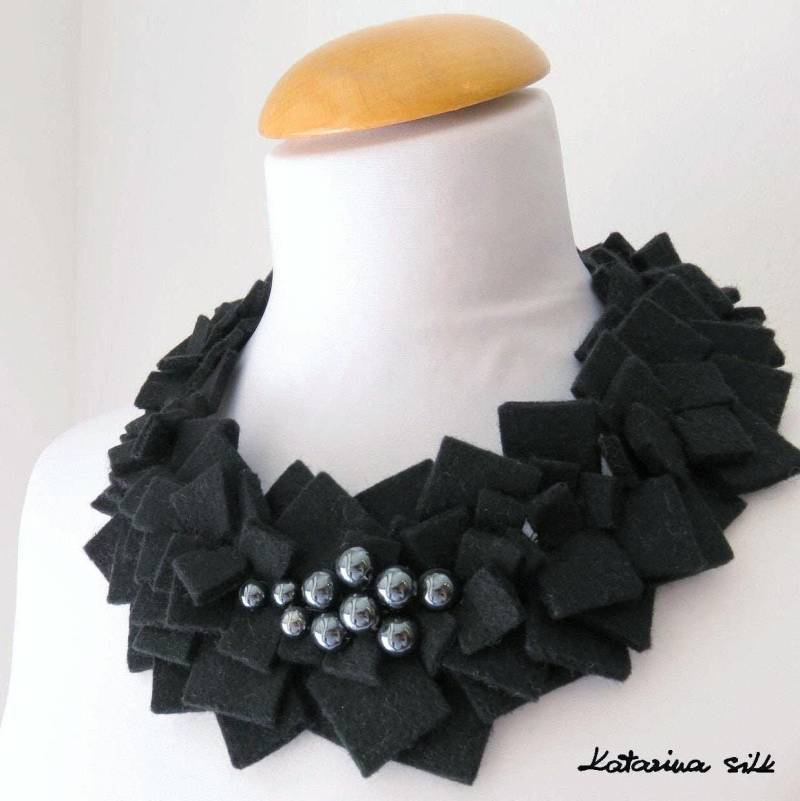 Schwarz Statement Halskette, Filz Mit Dunklen Perlen Halskette Für Frauen von KatarinaSilkJewelry