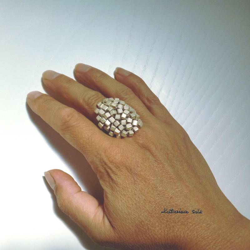 statement Ring Für Frau Geschenk Handgefertigte Perlen, Metallring Frauen von KatarinaSilkJewelry