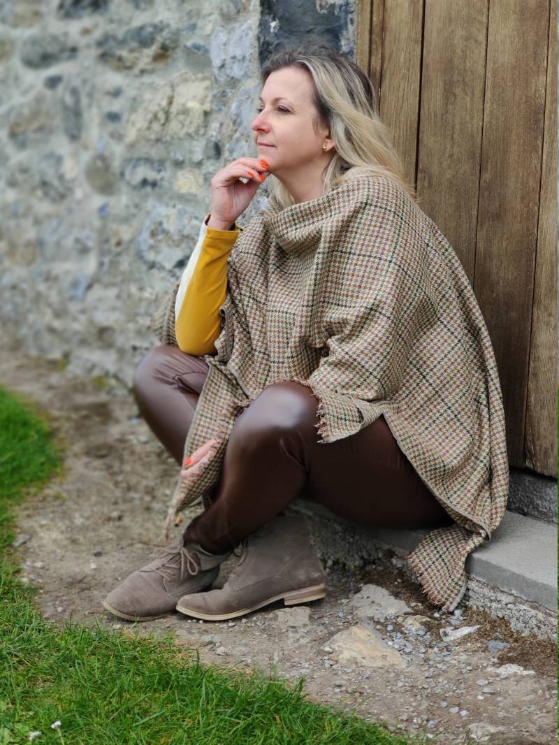 Burette Silk Summer Ruana, Wrap, Cape - Hellgrün Lila Moosgrün Beige Hahnentritt Ideal Für Empfindliche Haut Handmade in Ireland von KateIrishTweedStore