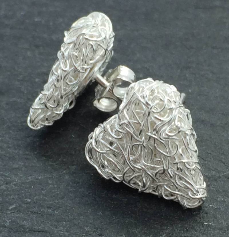 Hand Gestrickte Herz-Ohrstecker Aus Sterlingsilberdraht Hand Gestrickte Herz-Ohrstecker Aus Sterlingsilberdraht von KateMichelleUK