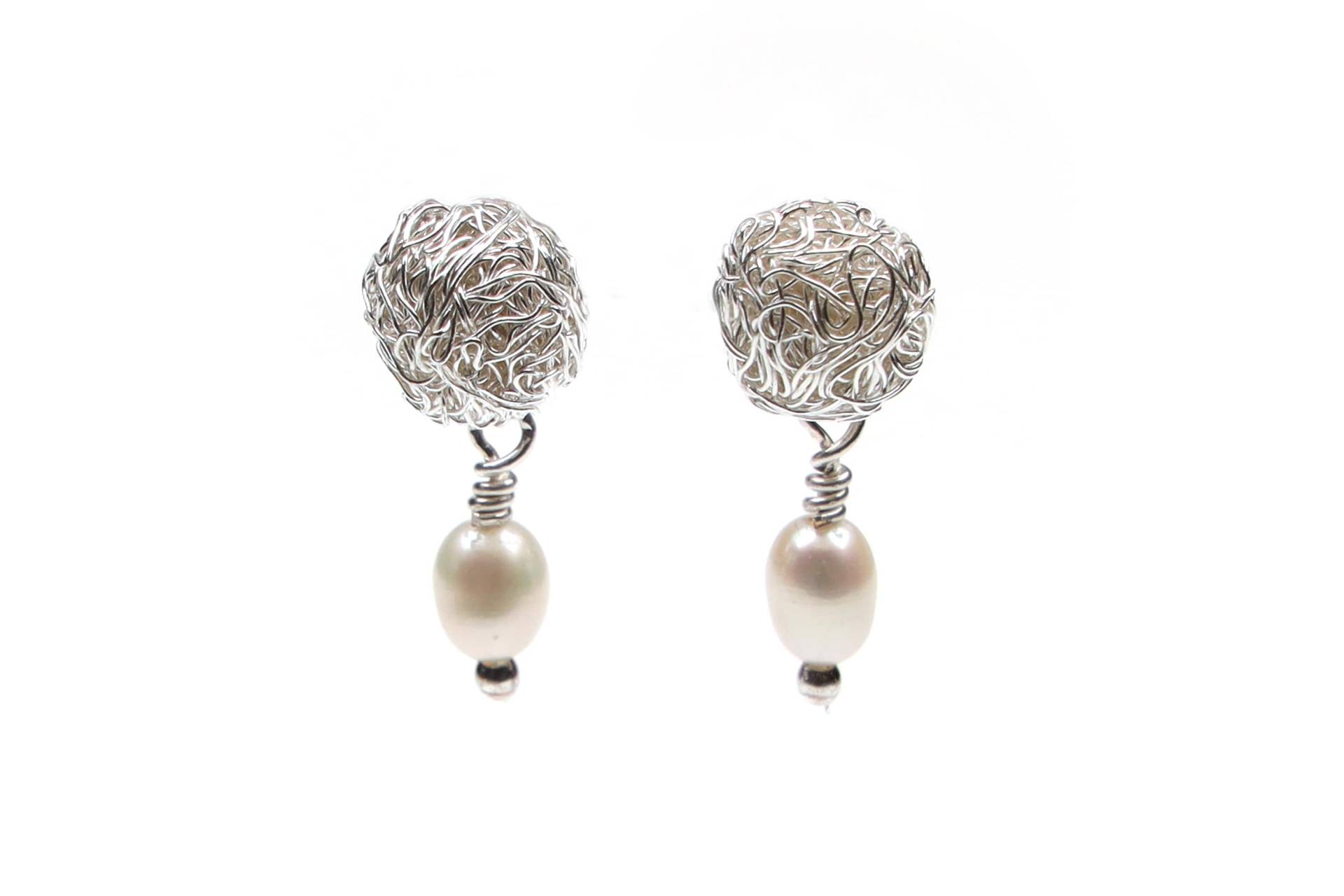 Handgestrickte Sterling Silber Ohrstecker Mit Süßwasser Perle Handgestrickte Sterling Silber Ohrstecker Mit Süßwasser Perle von KateMichelleUK