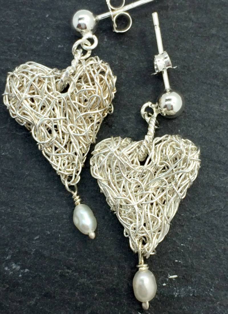 sterling Silber Herz Ohrringe Mit Einem Perlentropfen sterling Silber Herz Ohrringe Mit Einem Perlentropfen von KateMichelleUK