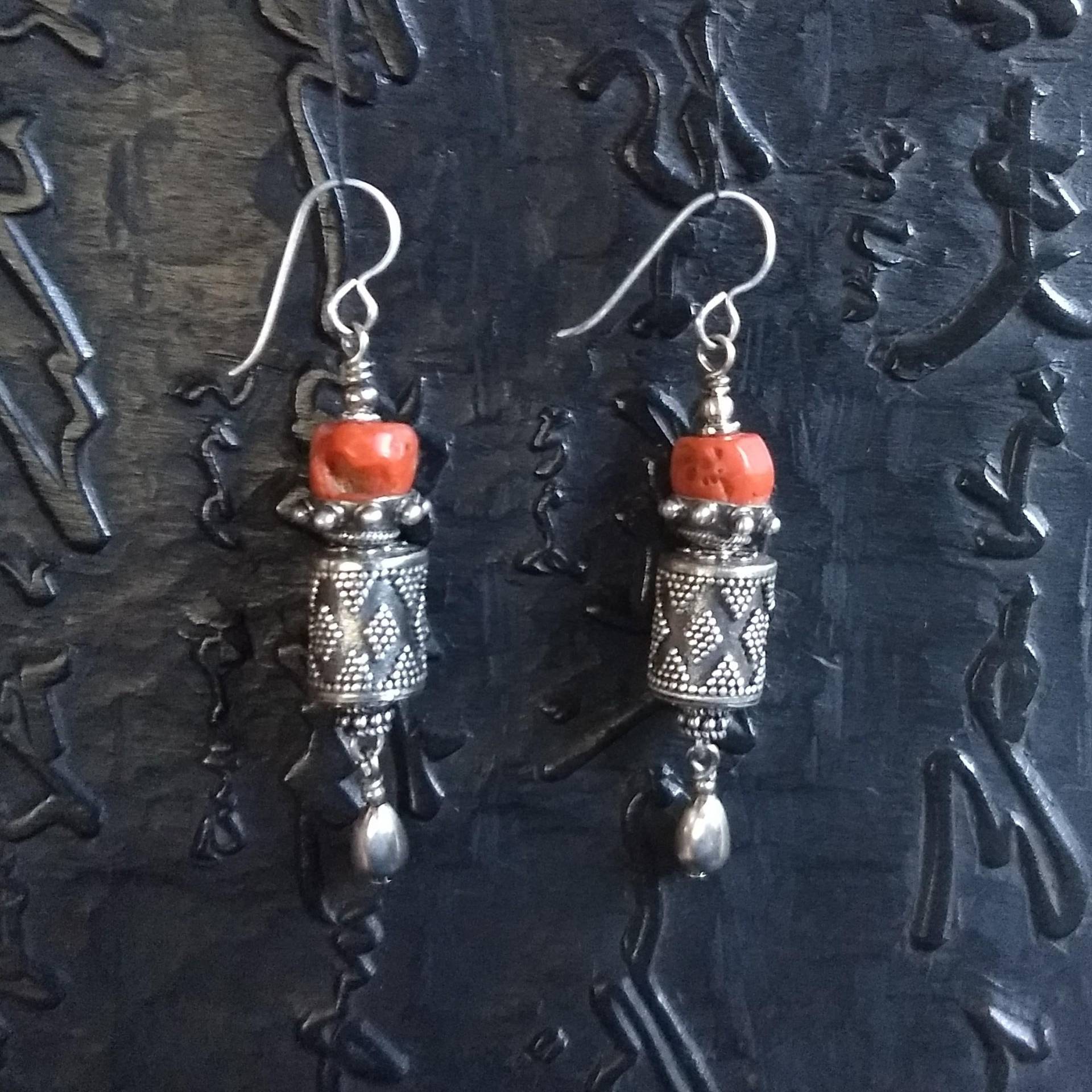 Alte Koralle Ohrringe Aus Sterlingsilber Und Antik Boho Eklektisch Nomaden Artisan Ethno Baumeln Erdig Totem Schmuck Primitiv Alte Koralle Ohrringe Aus Sterlingsilber Und Antik Boho Eklektisch Nomaden Artisan Ethno Baumeln Erdig Totem Schmuck Primitiv von KateNolanJewelry