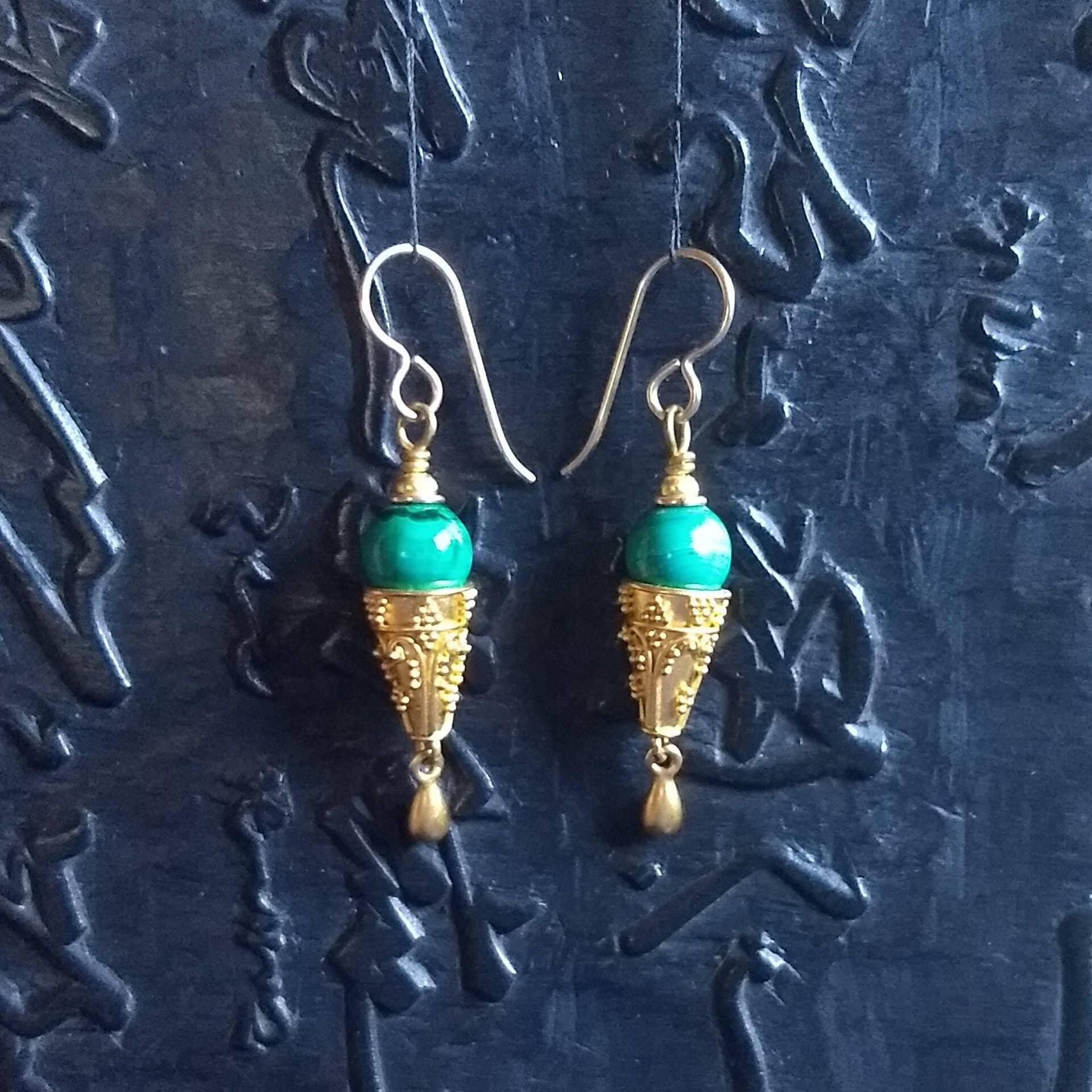 Malachit Und 24K Vermeil Ohrringe, Boho Chic Eklektisch Handgearbeitete Ohrringe Elegant Byzantinisch Etruskisch Chic Rustikal Malachit Und 24K Vermeil Ohrringe, Boho Chic Eklektisch Handgearbeitete Ohrringe Elegant Byzantinisch Etruskisch Chic Rustikal von KateNolanJewelry