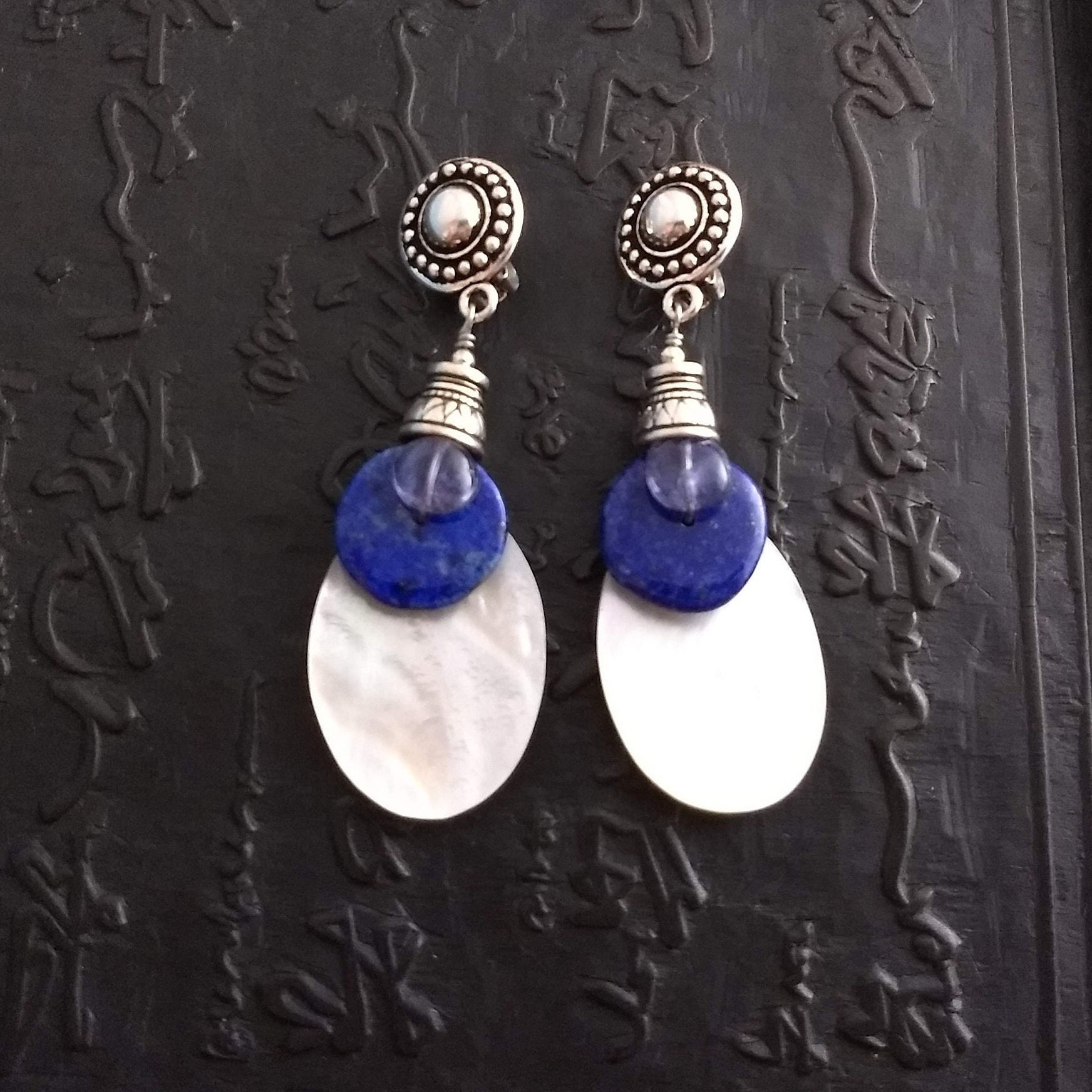 Zweifarbige Ohrclips, Aus Durchscheinendem Iolith, Opaken Lapis, Perlmutt Und Sterlingsilber Zweifarbige Ohrclips, Aus Durchscheinendem Iolith, Opaken Lapis, Perlmutt Und Sterlingsilber von KateNolanJewelry
