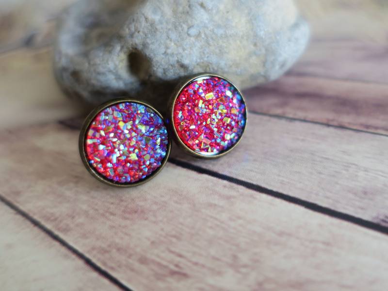 Brilliant Red 2 - Druzy Effekt Ohrstecker 12mm Rot Schimmernd, Bronze Brilliant Red 2 - Druzy Effekt Ohrstecker 12mm Rot Schimmernd, Bronze von KateUndMo