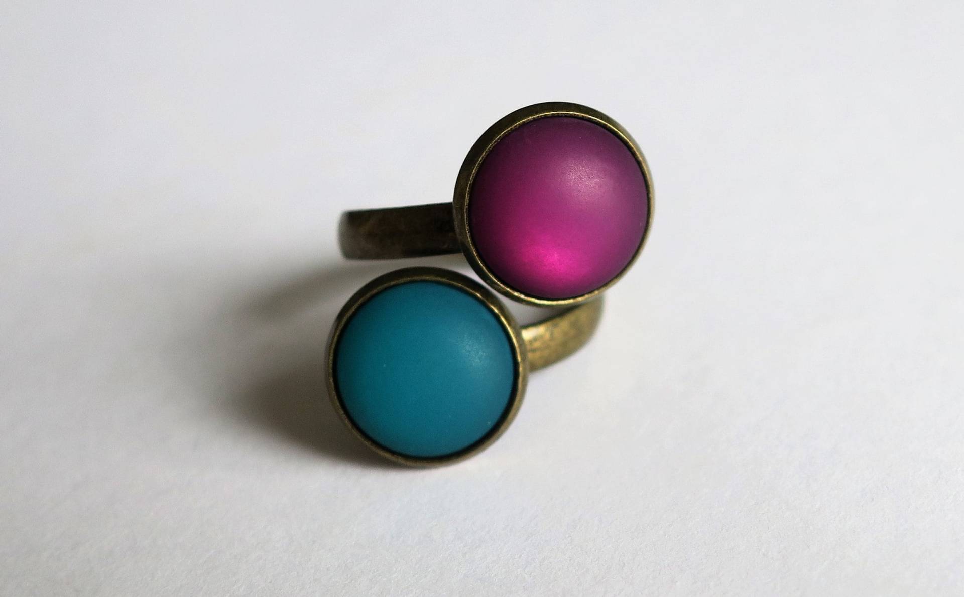Magic Double - Ring Mit Zwei 12mm Polaris-Cabochons, Emerald & Lila Magic Double - Ring Mit Zwei 12mm Polaris-Cabochons, Emerald & Lila von KateUndMo