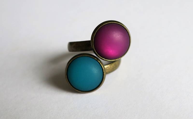 Magic Double - Ring Mit Zwei 12mm Polaris-Cabochons, Emerald & Lila Magic Double - Ring Mit Zwei 12mm Polaris-Cabochons, Emerald & Lila von KateUndMo