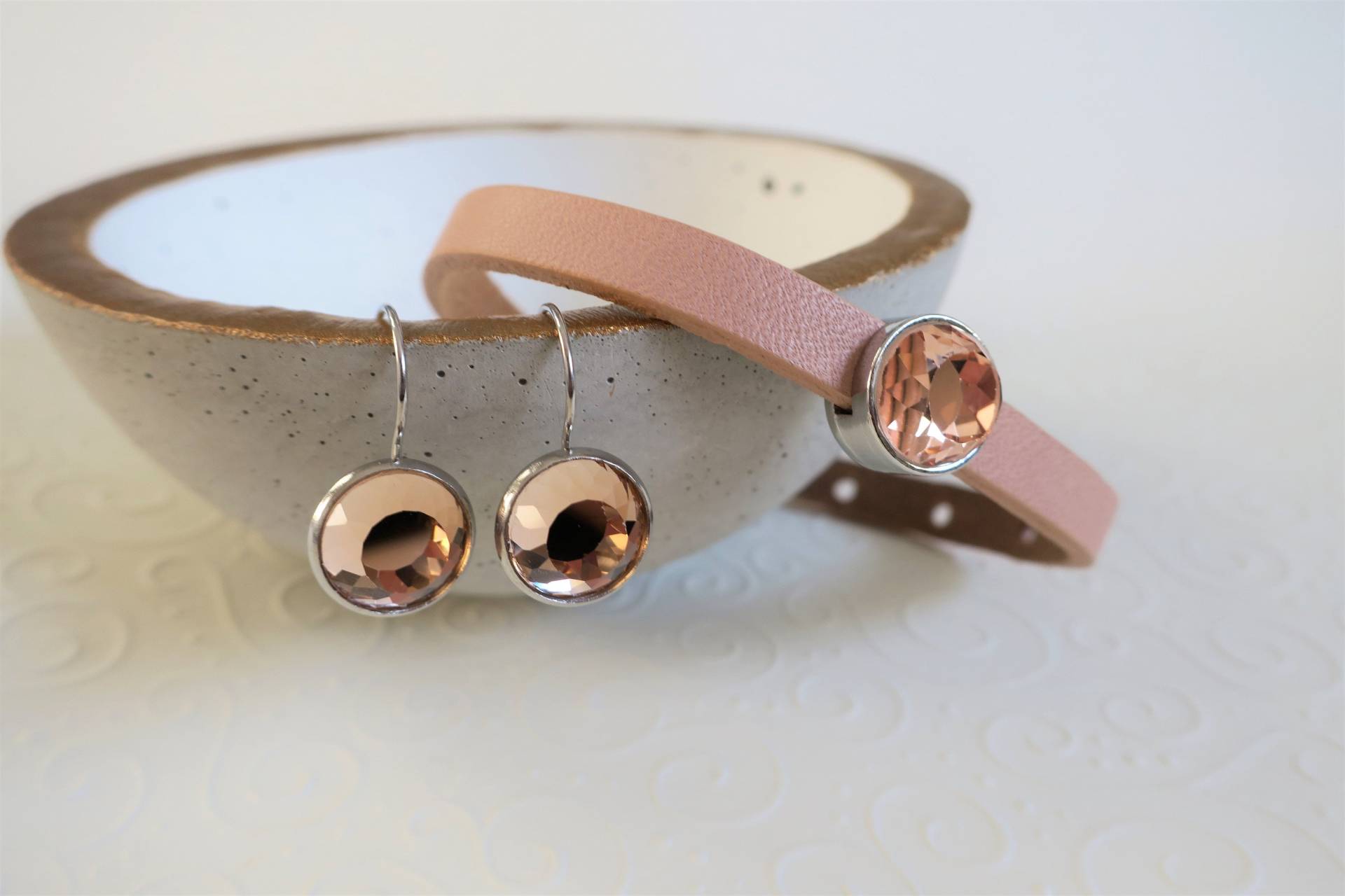 Mandelblüte - Set Lederarmband & Ohrhänger Rosé Mandelblüte - Set Lederarmband & Ohrhänger Rosé von KateUndMo