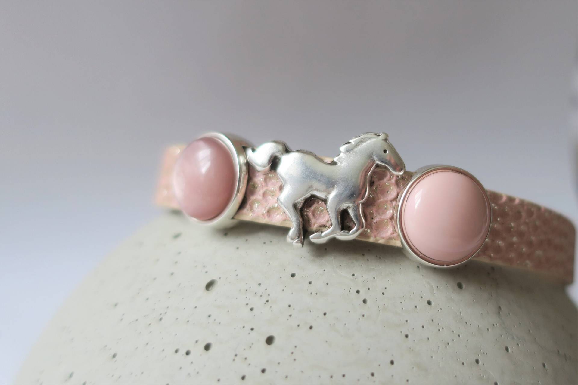 Pferdeglück - Lederarmband Milano Glam Rosa Pferd Pferdeglück - Lederarmband Milano Glam Rosa Pferd von KateUndMo