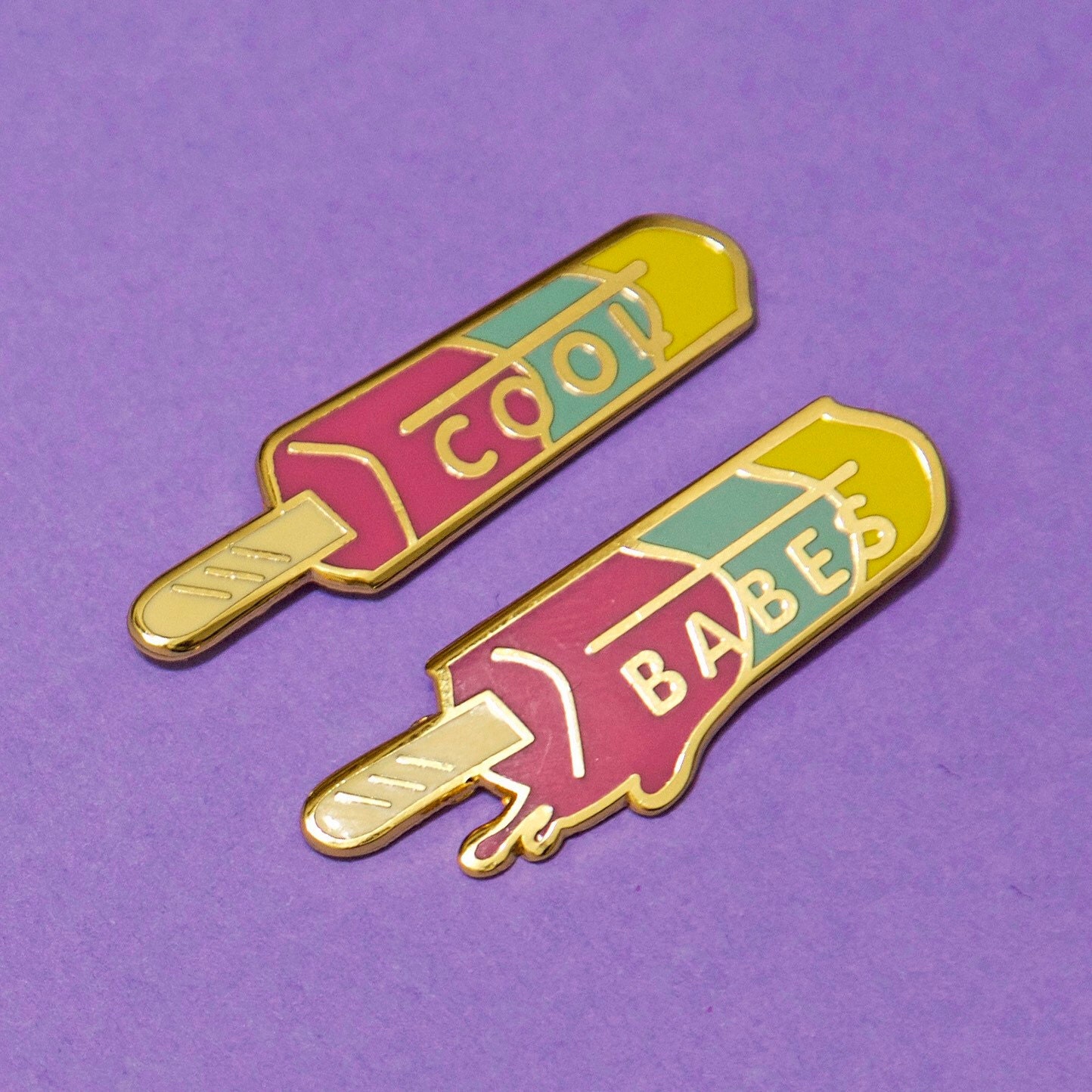 Coole Babes - Harte Emaille-Revers-Pin-Set Coole Babes - Harte Emaille-Revers-Pin-Set von KateandCait