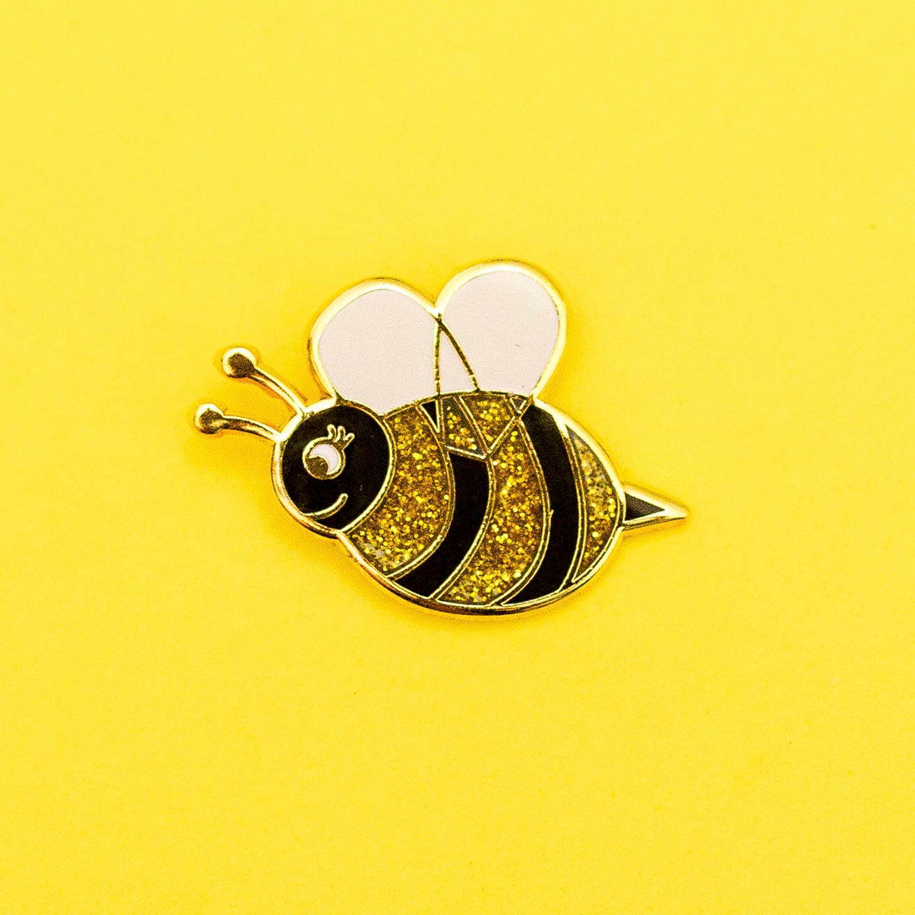 Glitter Bee - Hartemaille Anstecknadel Glitter Bee - Hartemaille Anstecknadel von KateandCait