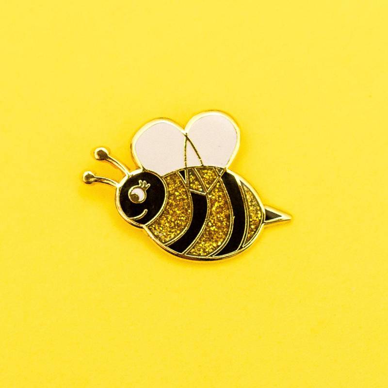 Glitter Bee - Hartemaille Anstecknadel Glitter Bee - Hartemaille Anstecknadel von KateandCait