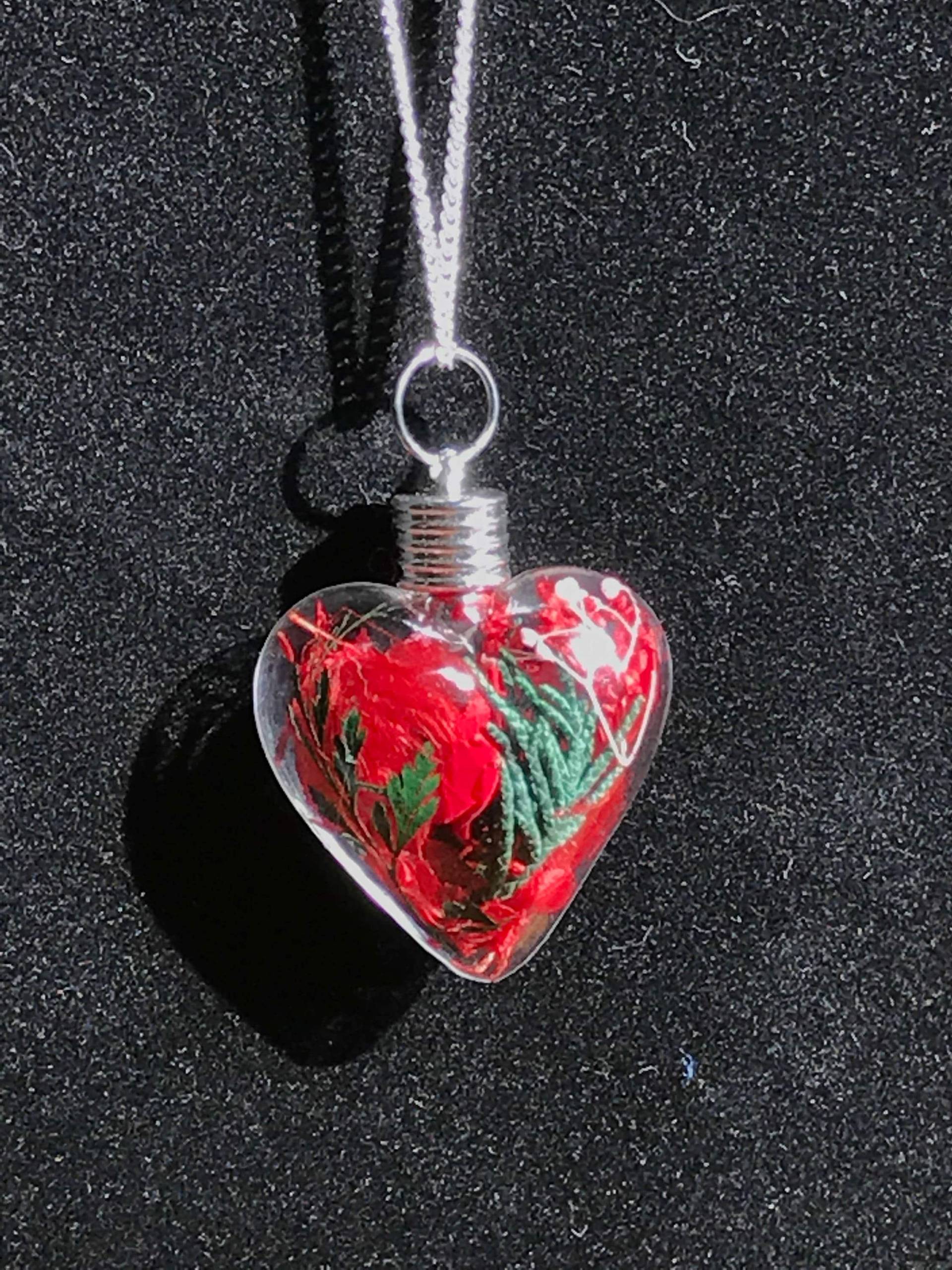 Felder Von Roten Glas Herz Blume Halskette, W/Erhaltene Hortensien Und Andere Blumen von KatekaisAlchemy