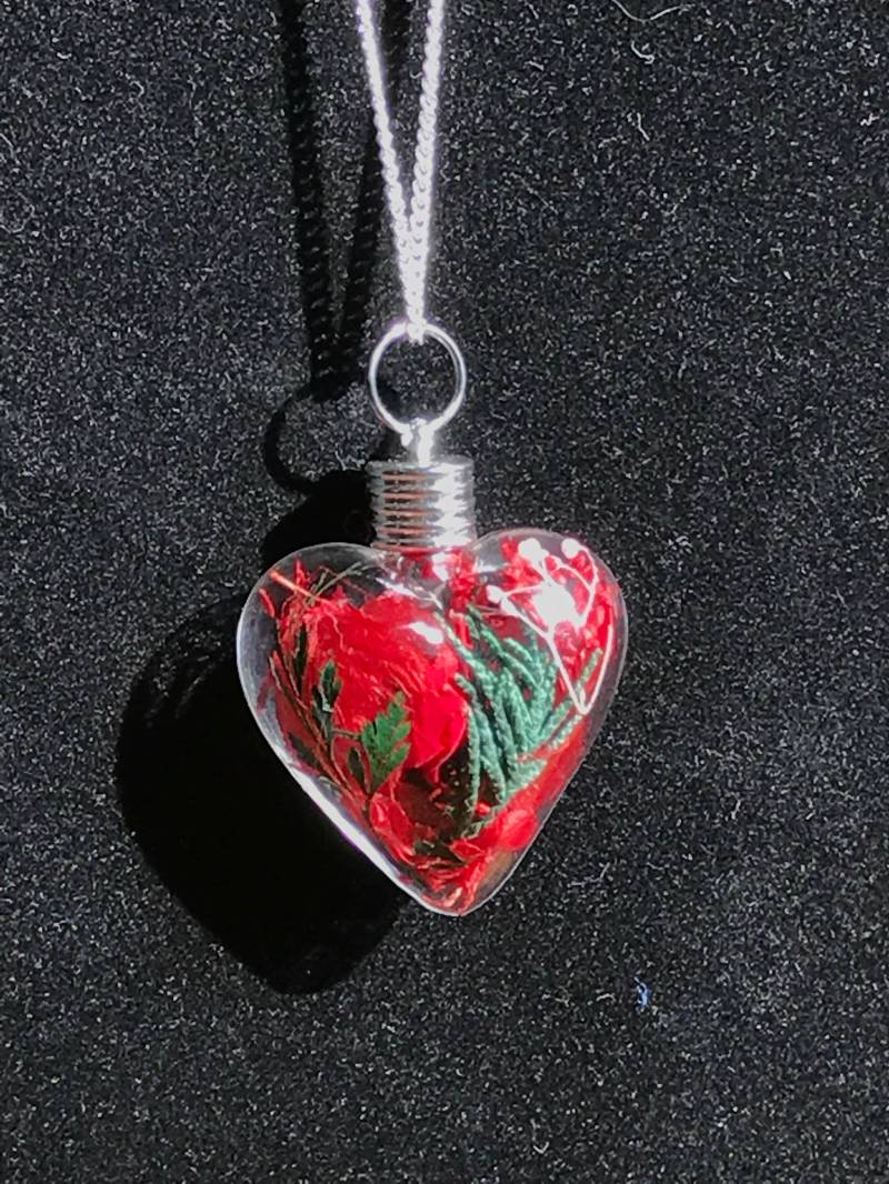 Felder Von Roten Glas Herz Blume Halskette, W/Erhaltene Hortensien Und Andere Blumen Felder Von Roten Glas Herz Blume Halskette, W/Erhaltene Hortensien Und Andere Blumen von KatekaisAlchemy