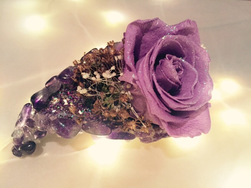 Leistungsstarke Amethyst Seidenpflanze Hülse Barette Mit Erhaltenen Lila Rose von KatekaisAlchemy