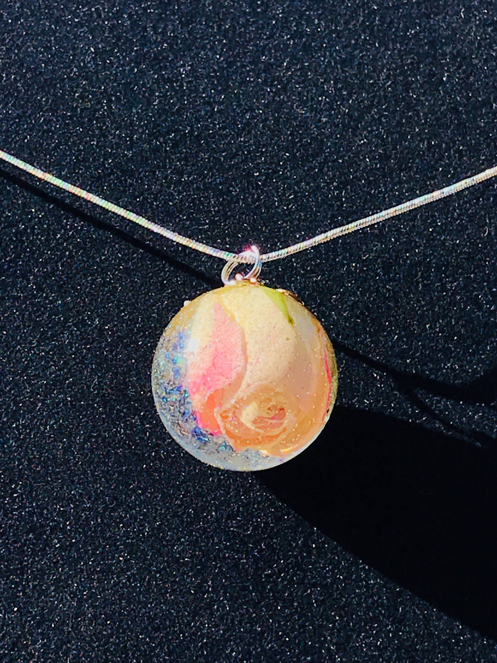 Ooak Schimmernde Echte Konservierte Rosa Und Weiße Rosenkugel Halskette, Valentinstag von KatekaisAlchemy