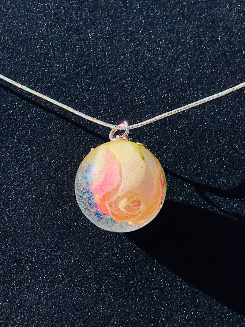 Ooak Schimmernde Echte Konservierte Rosa Und Weiße Rosenkugel Halskette, Valentinstag Ooak Schimmernde Echte Konservierte Rosa Und Weiße Rosenkugel Halskette, Valentinstag von KatekaisAlchemy