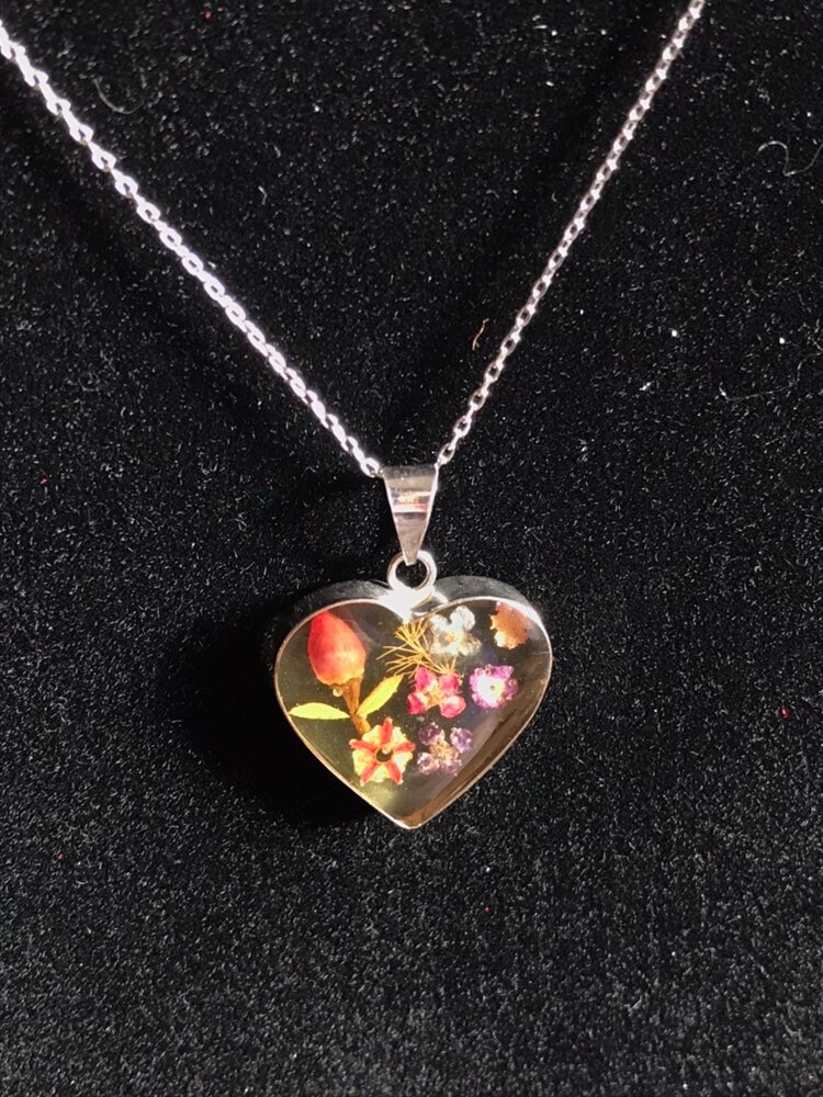 Vintage Echte Erhaltene Blume Herz Halskette, Sterling Mit Erhaltenen Blumen in Lucite, Mini-Rose von KatekaisAlchemy
