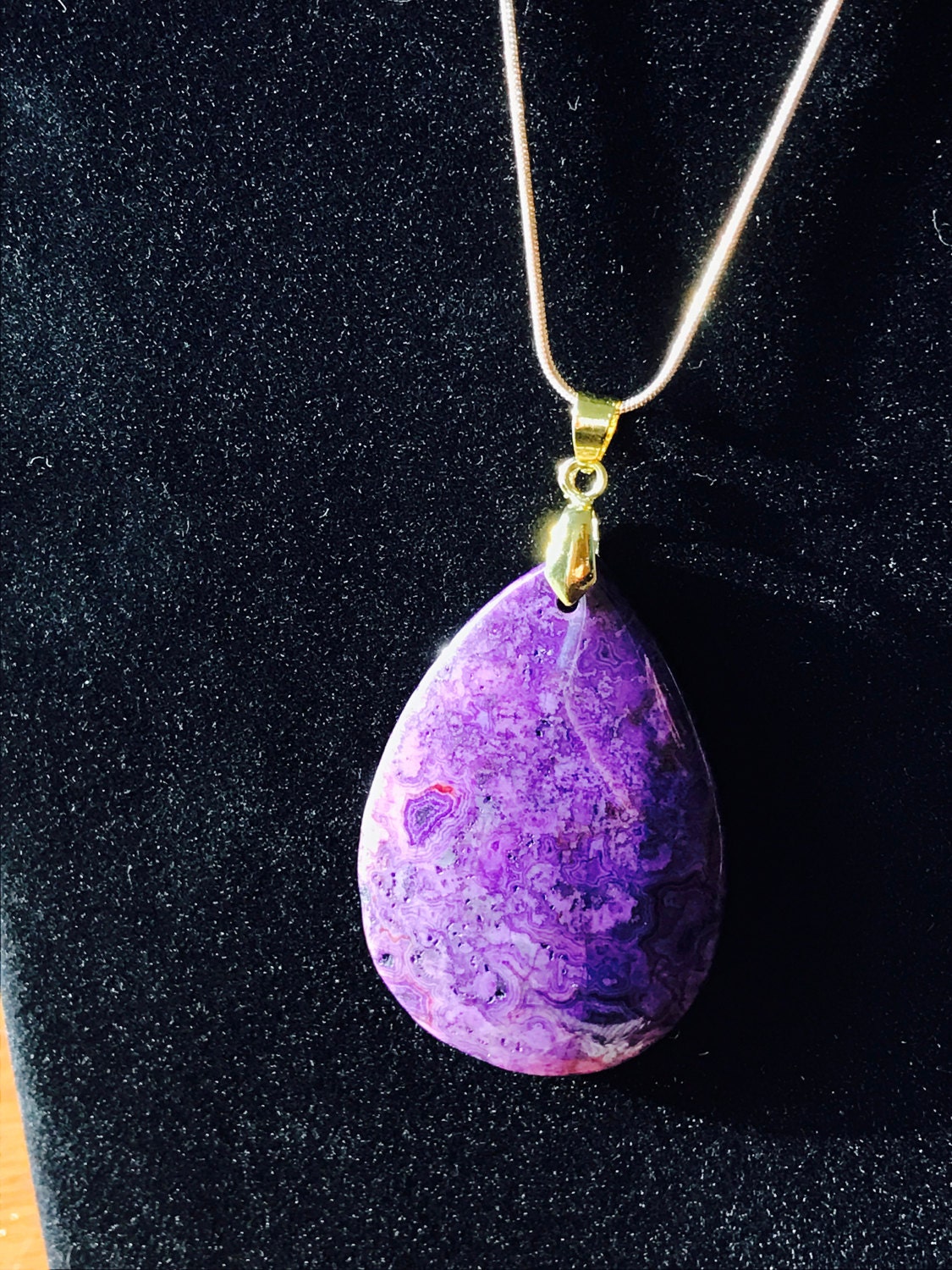 Wunderschöner Violetter Und Swirl Achat Kristall Anhänger Mit Vergoldeter Kette von KatekaisAlchemy