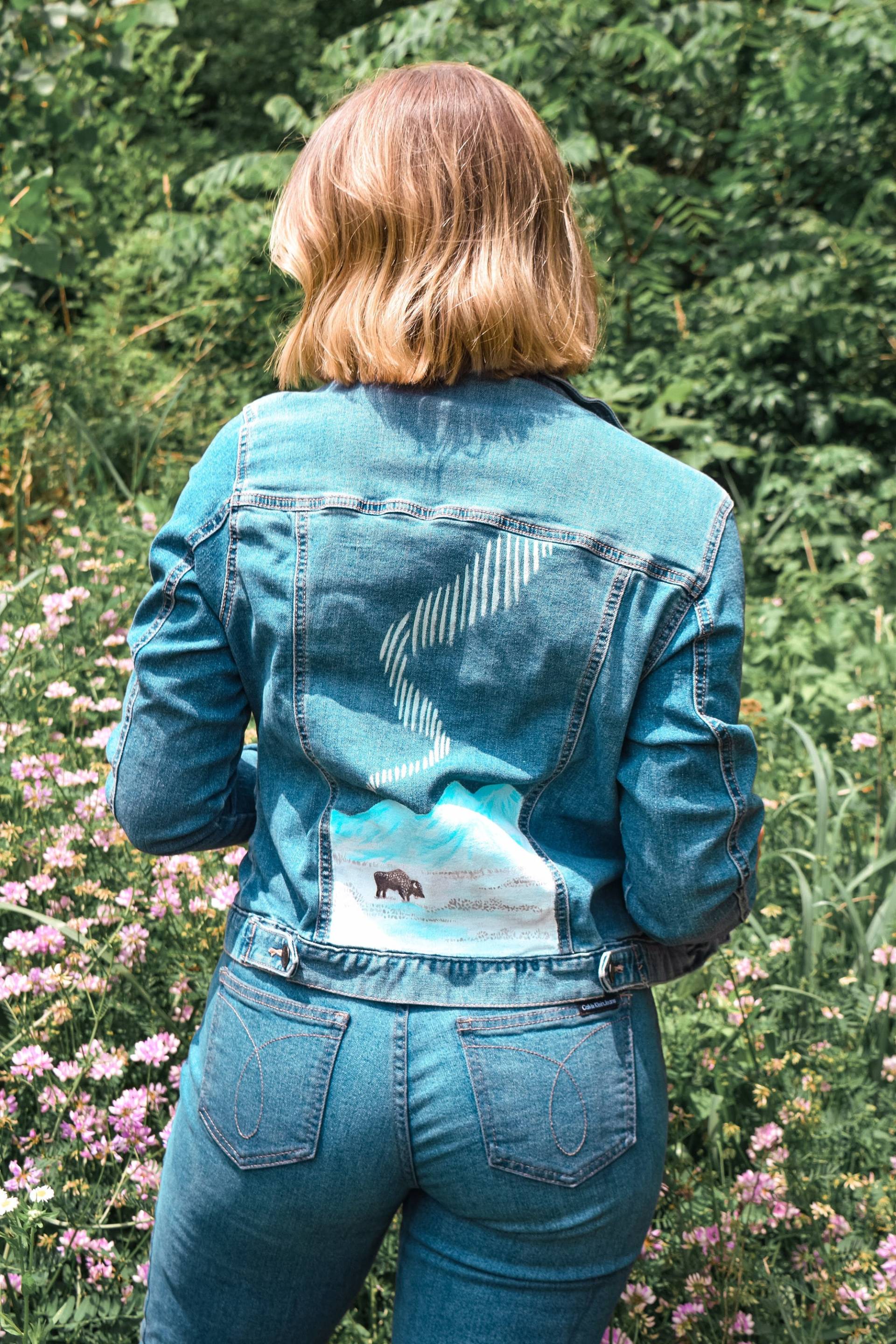 Handbemalte Jeansjacke - Bison Und Nordlichter Handbemalte Jeansjacke - Bison Und Nordlichter von KateriCreative
