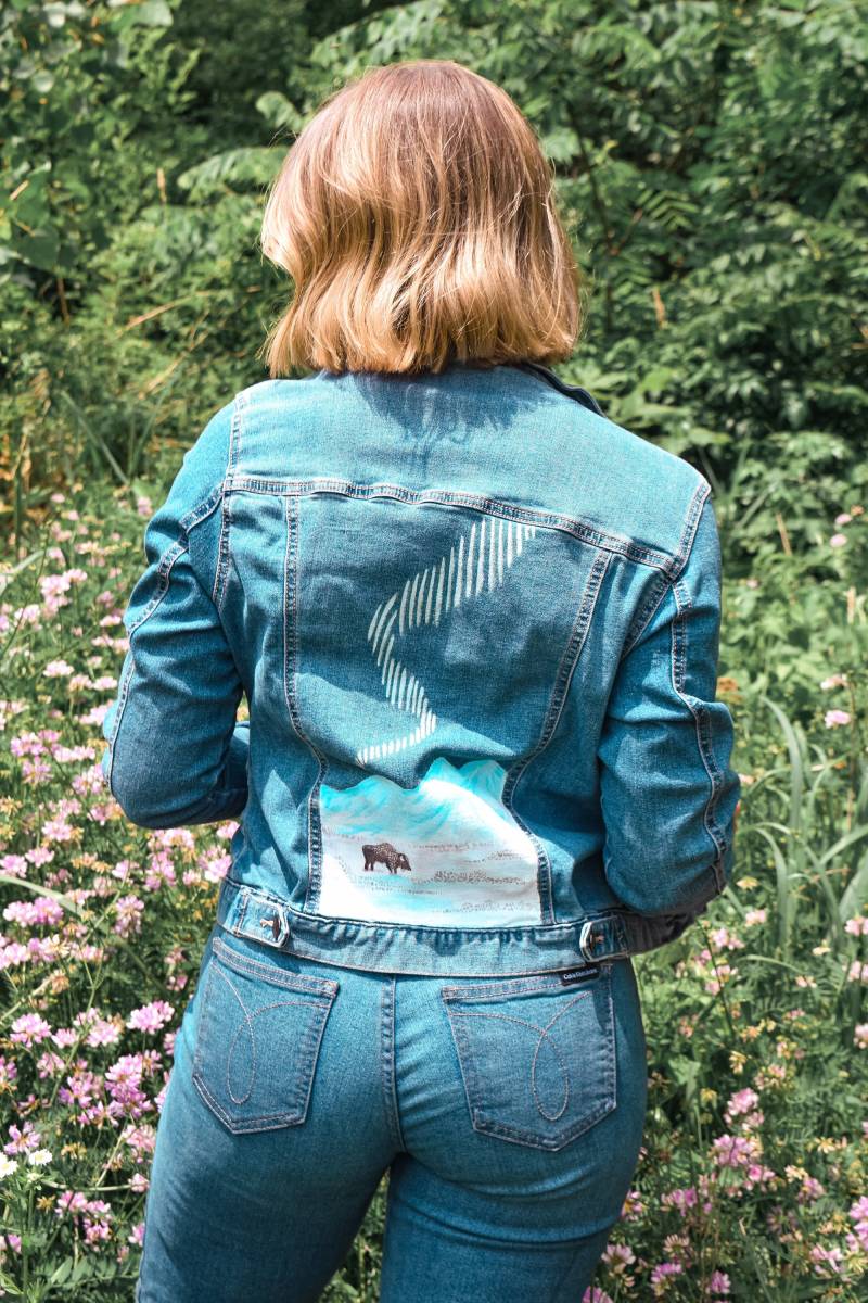 Handbemalte Jeansjacke - Bison Und Nordlichter Handbemalte Jeansjacke - Bison Und Nordlichter von KateriCreative