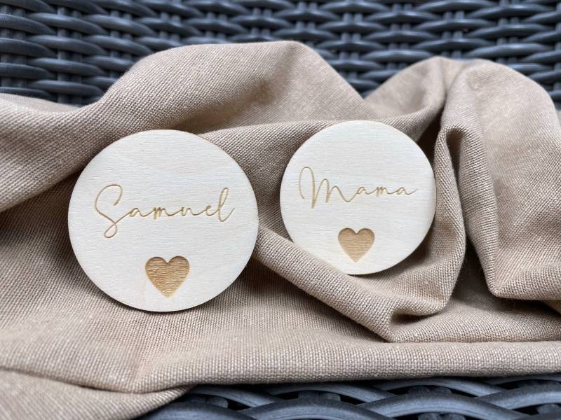 Ansteckbutton Mit Name, Gravierter Button Aus Holz Wunschname von KatesKleinigkeiten