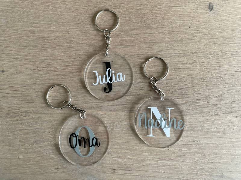 Personalisierter Schlüsselanhänger Aus Acryl Mit Initial Und Name von KatesKleinigkeiten