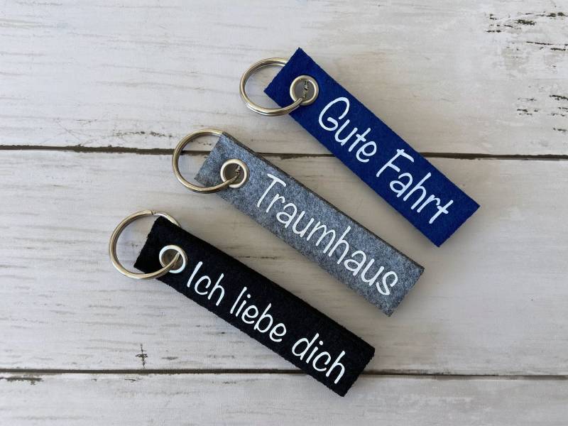 Personalisierter Schlüsselanhänger Aus Filz, Filzanhänger Mit Wunschtext von KatesKleinigkeiten