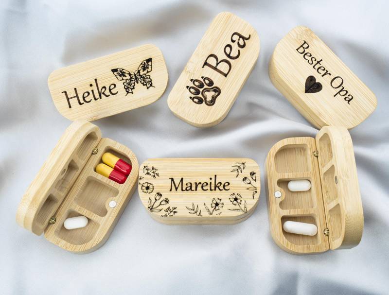 Pillenbox Personalisiert Aus Bambus Für Unterwegs Pillenbox Personalisiert Aus Bambus Für Unterwegs von KatesLittleFairytale