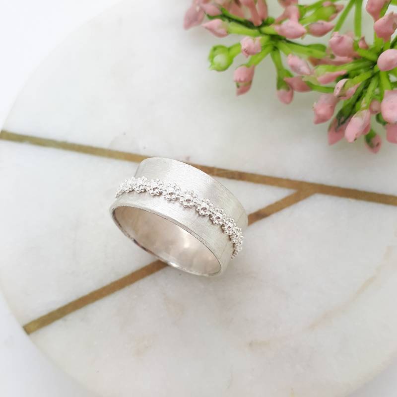 Drehring Silber 925 Ca. 10 Mm Breit, Matt Gebürstet Mit Einem Beweglichen Blümchenring von KatharinaVeySchmuck