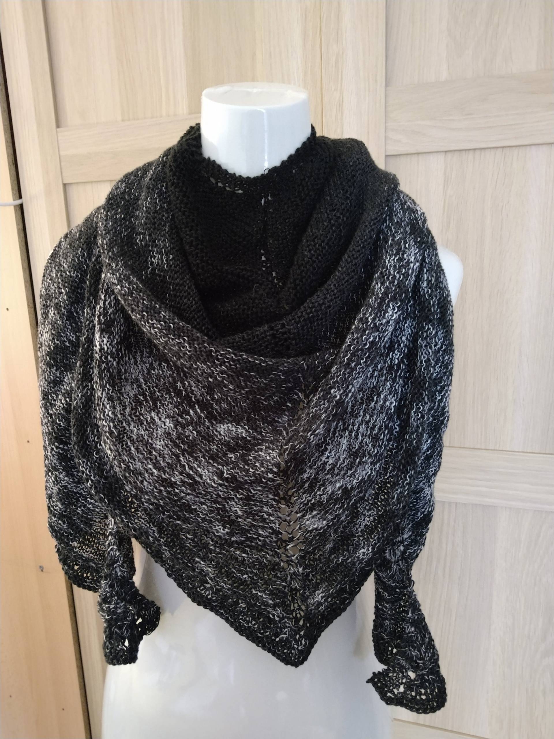 Dreieckstuch Handgestrickt, Schwarz - Grau Dreieckstuch Handgestrickt, Schwarz - Grau von KatharinasSchaetze