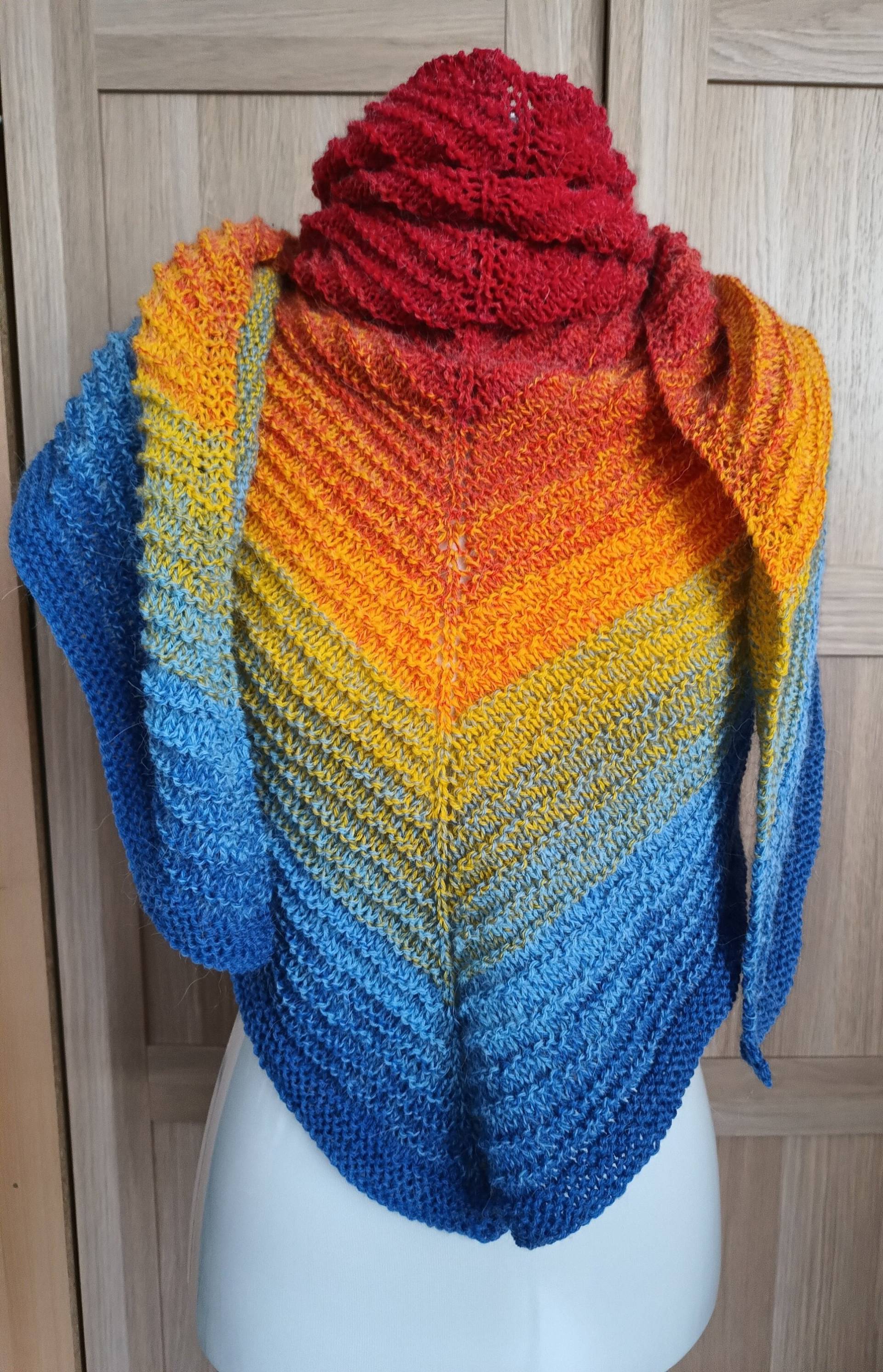 Dreieckstuch Handgestrickt Regenbogenfarben Dreieckstuch Handgestrickt Regenbogenfarben von KatharinasSchaetze