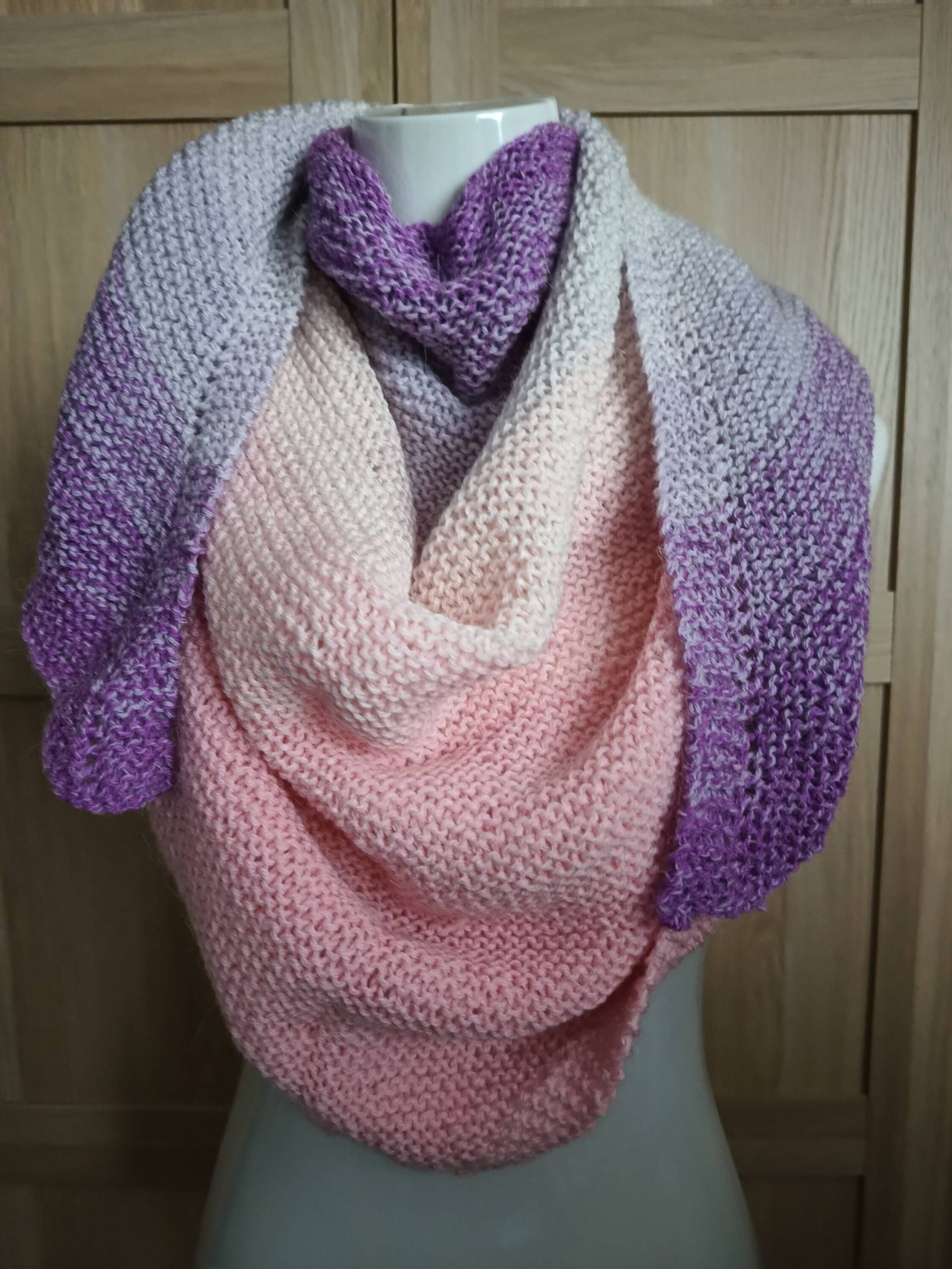 Dreieckstuch Handgestrickt Rosa/Beige/Lila Dreieckstuch Handgestrickt Rosa/Beige/Lila von KatharinasSchaetze