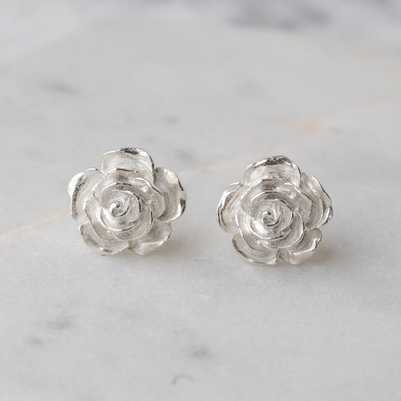 Kleine Rose Ohrstecker - Silber Blumen Ohrringe Muttertagsgeschenk Geschenke Für Frauen Jahrestag Tag Sie von KatheMeraConcept
