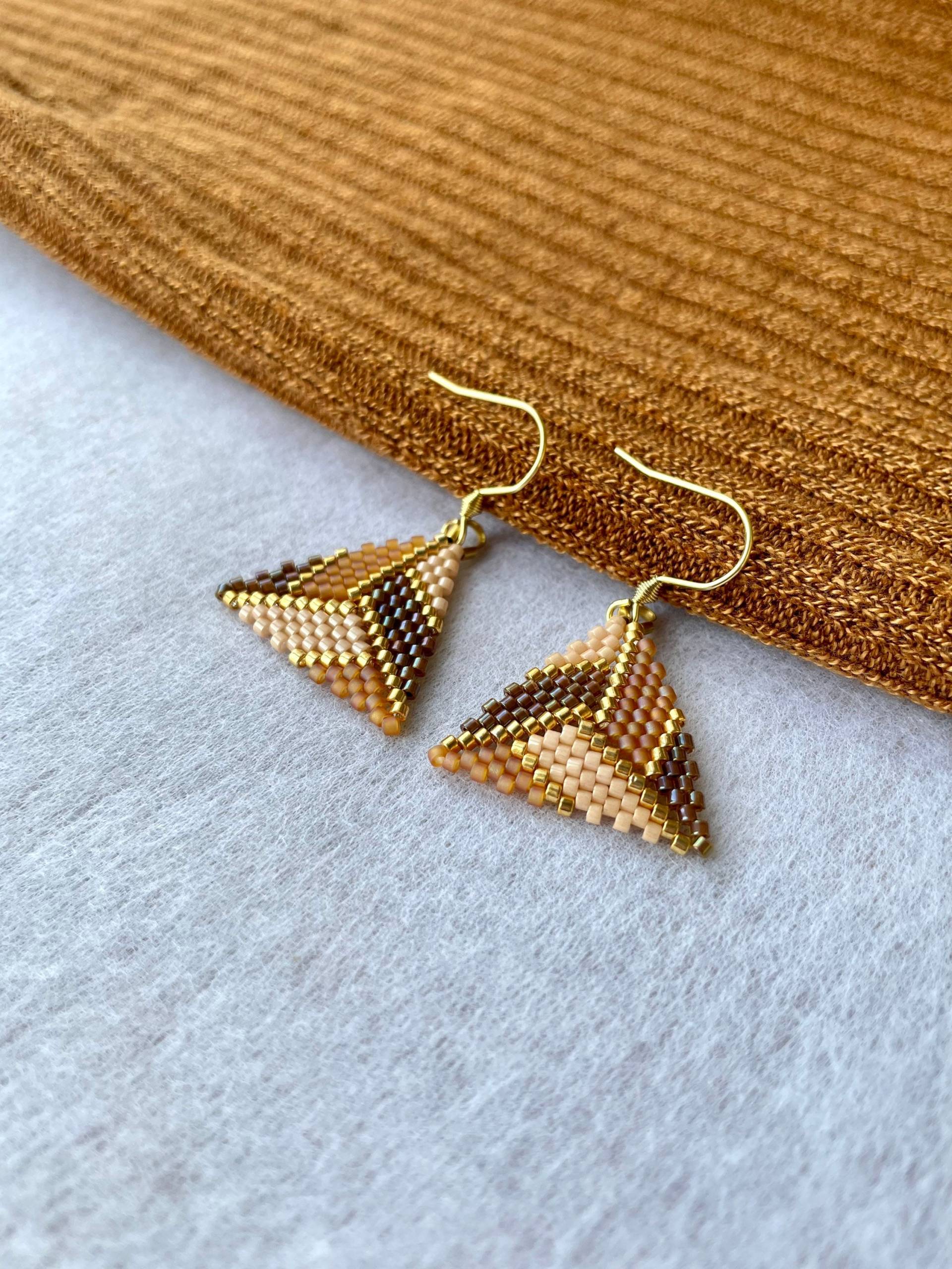 Elegante Ohrringe Dreieck Beige Braun Gold Delica Gefädelt Goldene Edelstahl Schick Auffällig von KatherikaSchmuck