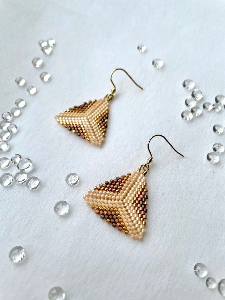 Elegante Ohrringe Dreieck Beige Braun Gold Herbstlich Delica Gefädelt Goldene Edelstahl von KatherikaSchmuck
