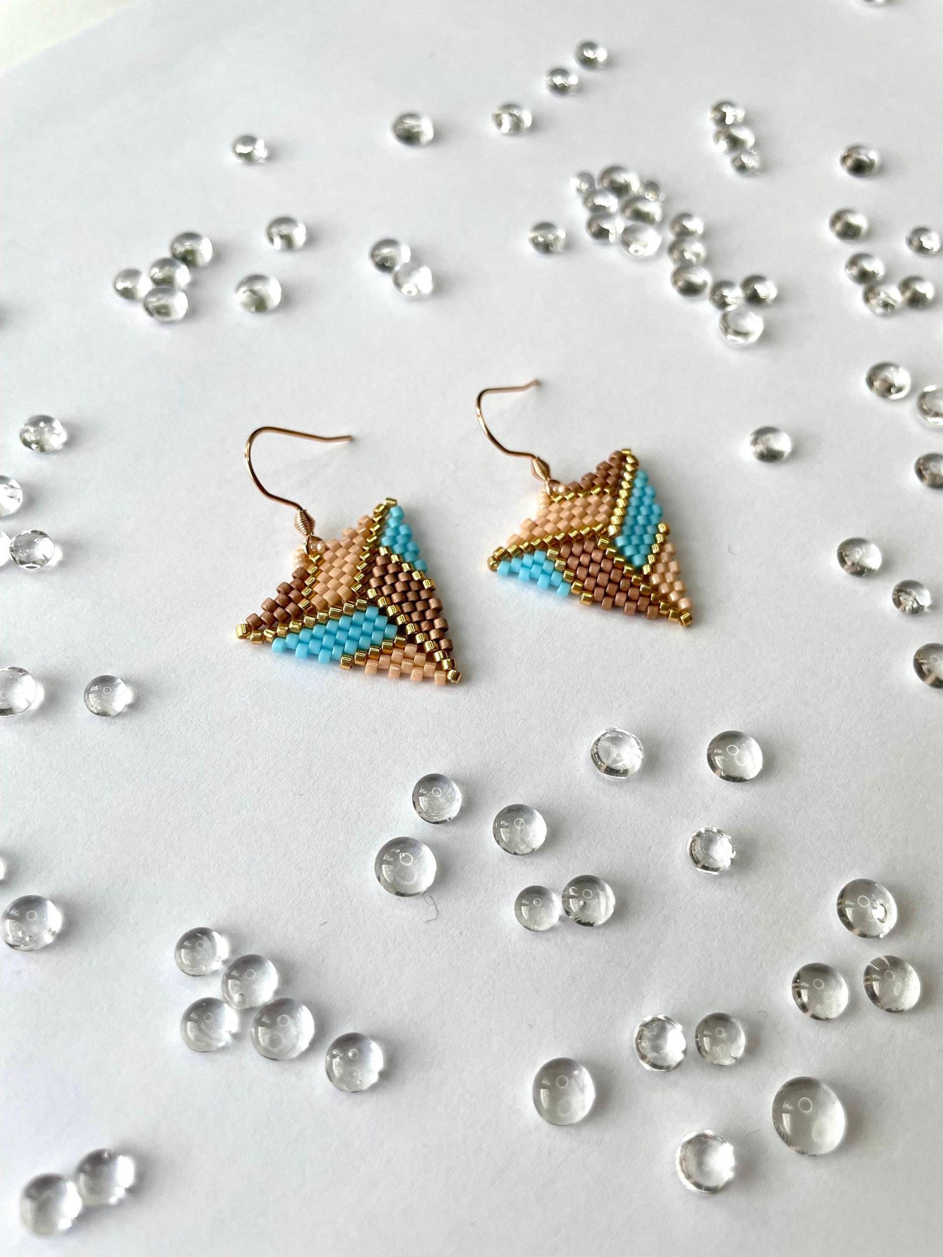 Elegante Ohrringe Dreieck Beige Hellblau Gold Delica Gefädelt Goldene Edelstahl Roségold Geometrisch von KatherikaSchmuck