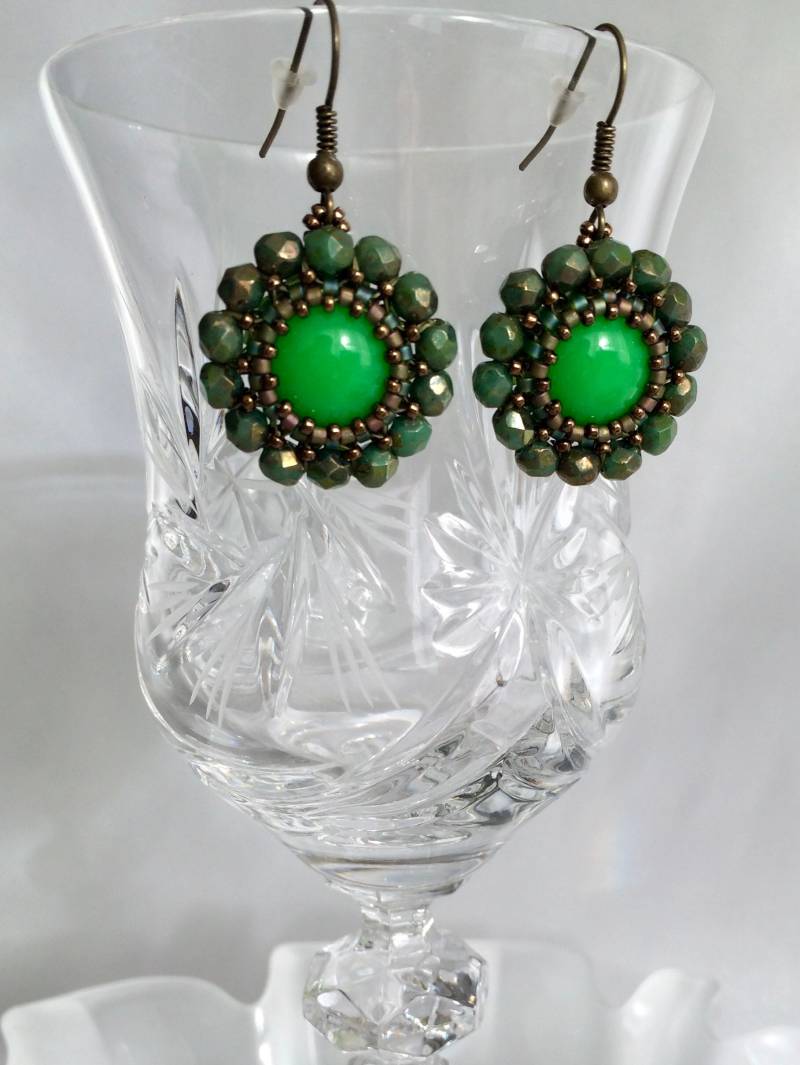 Elegante Runde Ohrringe Grün Braun Bronze Mit Hochwertigen Geschliffenen Glasperlen Kreis Cabochon Perlen Ohrhacken Elegante Runde Ohrringe Grün Braun Bronze Mit Hochwertigen Geschliffenen Glasperlen Kreis Cabochon Perlen Ohrhacken von KatherikaSchmuck