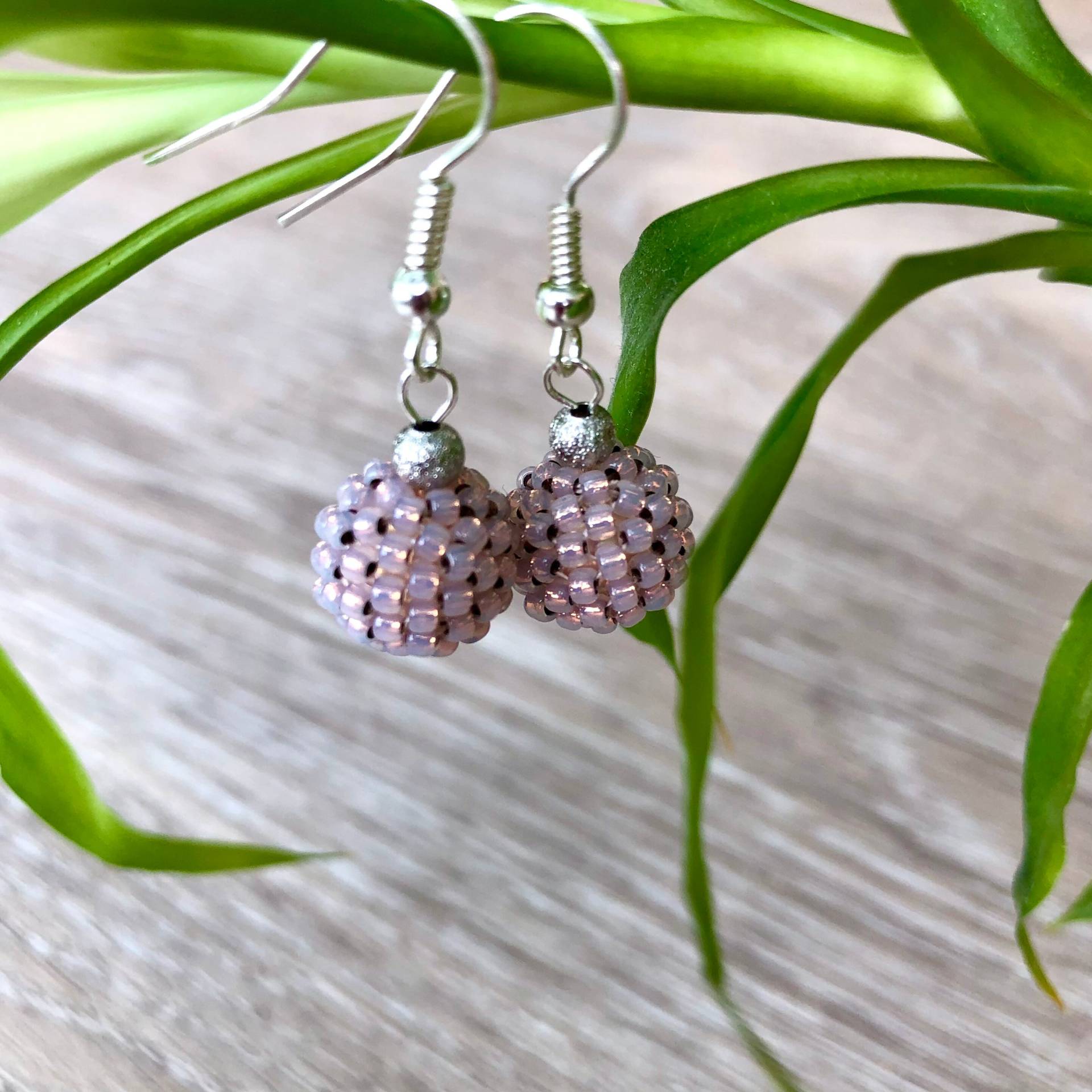 Kleine Runde Ohrringe Kugel Mit Perlen Violett Lila Flieder Glitzer Silber Stardust Perle, Silberne Ohrringe, Elegante Aus von KatherikaSchmuck