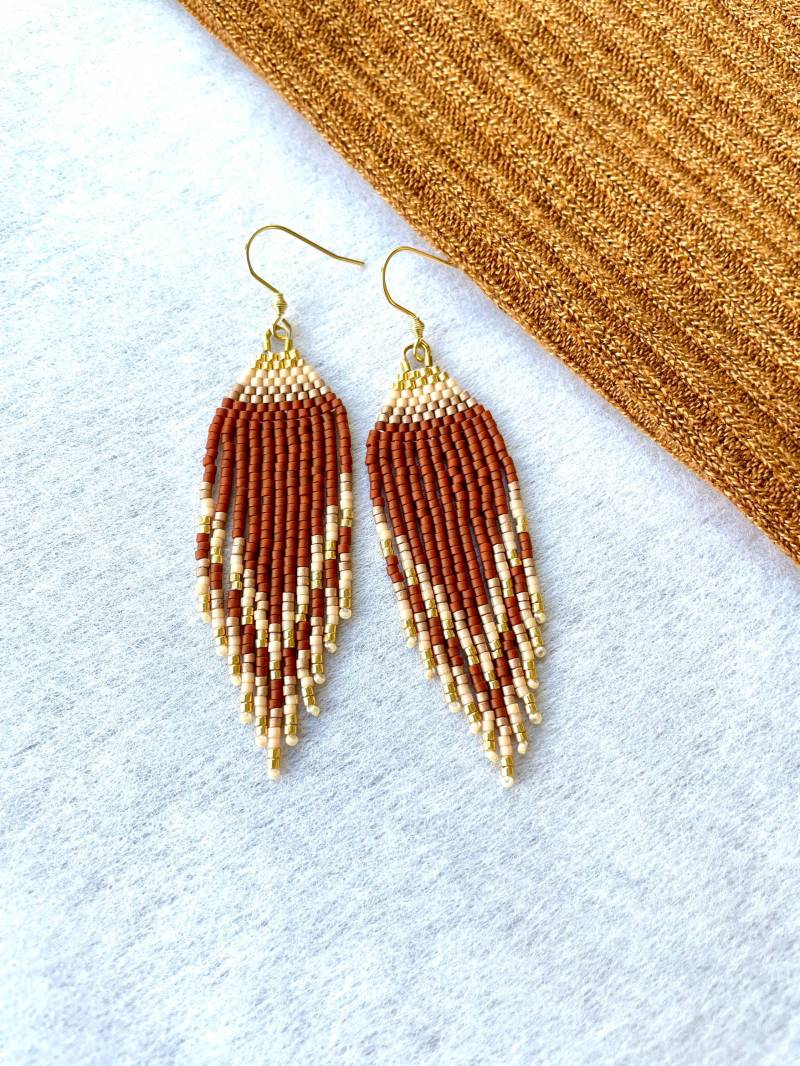 Lange Fransen Saatperlen Ohrringe Dunkel Rot Braun Gold Mit Delica Perlen Handgewebte Ohrhänger Edelstahl Ohrhaken Lange Fransen Saatperlen Ohrringe Dunkel Rot Braun Gold Mit Delica Perlen Handgewebte Ohrhänger Edelstahl Ohrhaken von KatherikaSchmuck