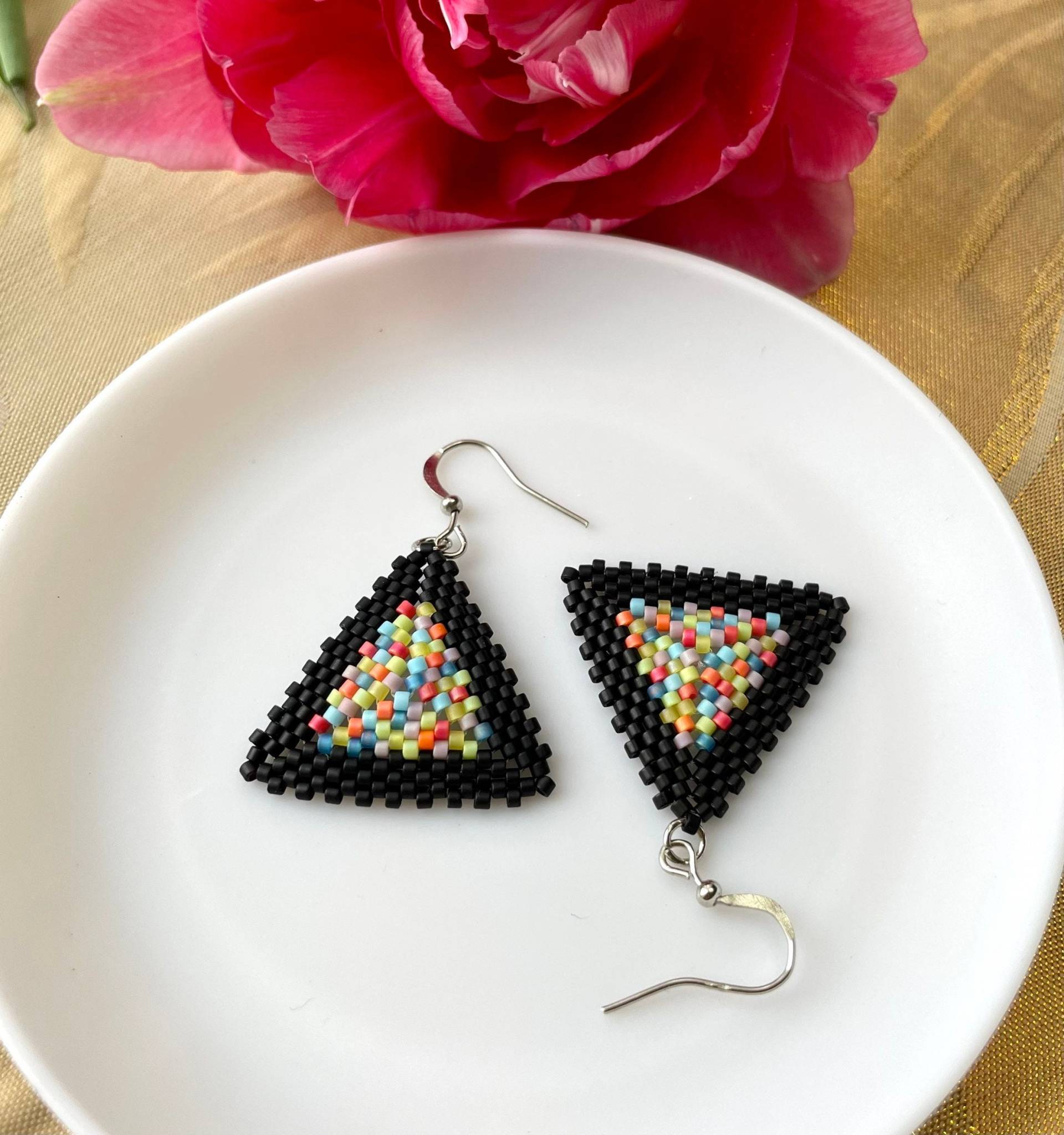 Schwarz Bunt Delica Ohrringe Dreieck Gefädelt Edelstahl Geometrisch Mosaik Mehrfarbig von KatherikaSchmuck