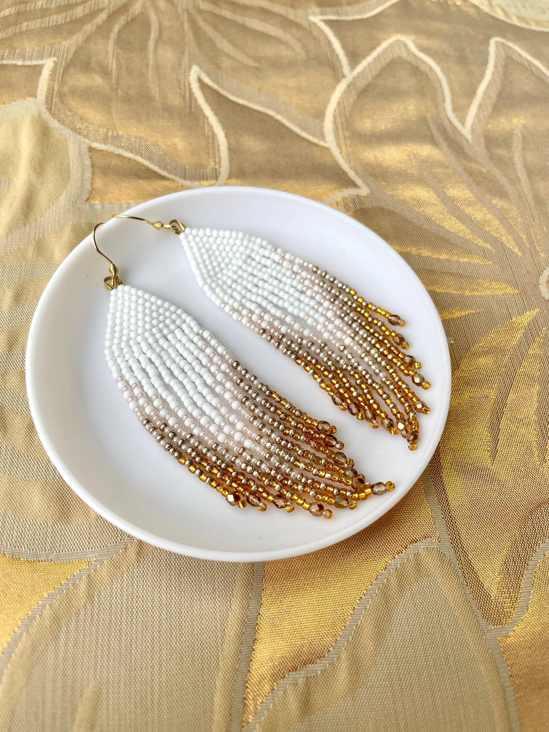 Weiß Beige Gold Lange Quasten Ohrringe Mit Edelstahl Ohrhaken Fransen Ohrhänger Saatperlen Seedbeads von KatherikaSchmuck