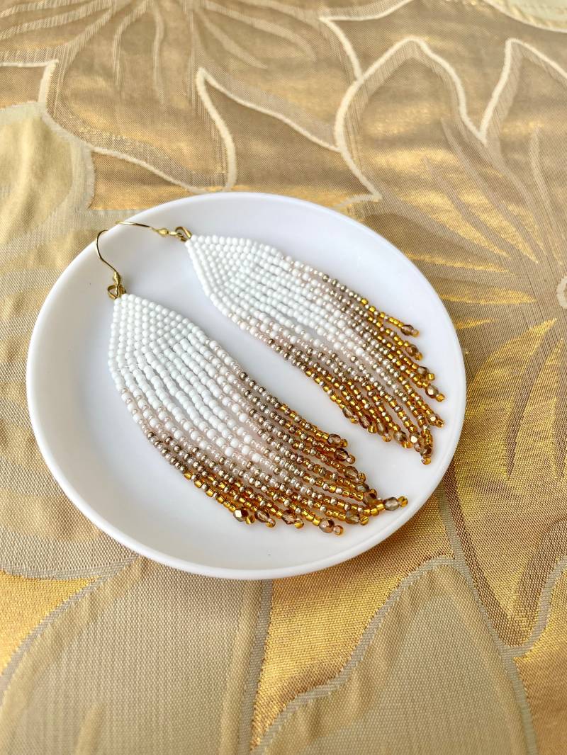 Weiß Beige Gold Lange Quasten Ohrringe Mit Edelstahl Ohrhaken Fransen Ohrhänger Saatperlen Seedbeads Weiß Beige Gold Lange Quasten Ohrringe Mit Edelstahl Ohrhaken Fransen Ohrhänger Saatperlen Seedbeads von KatherikaSchmuck