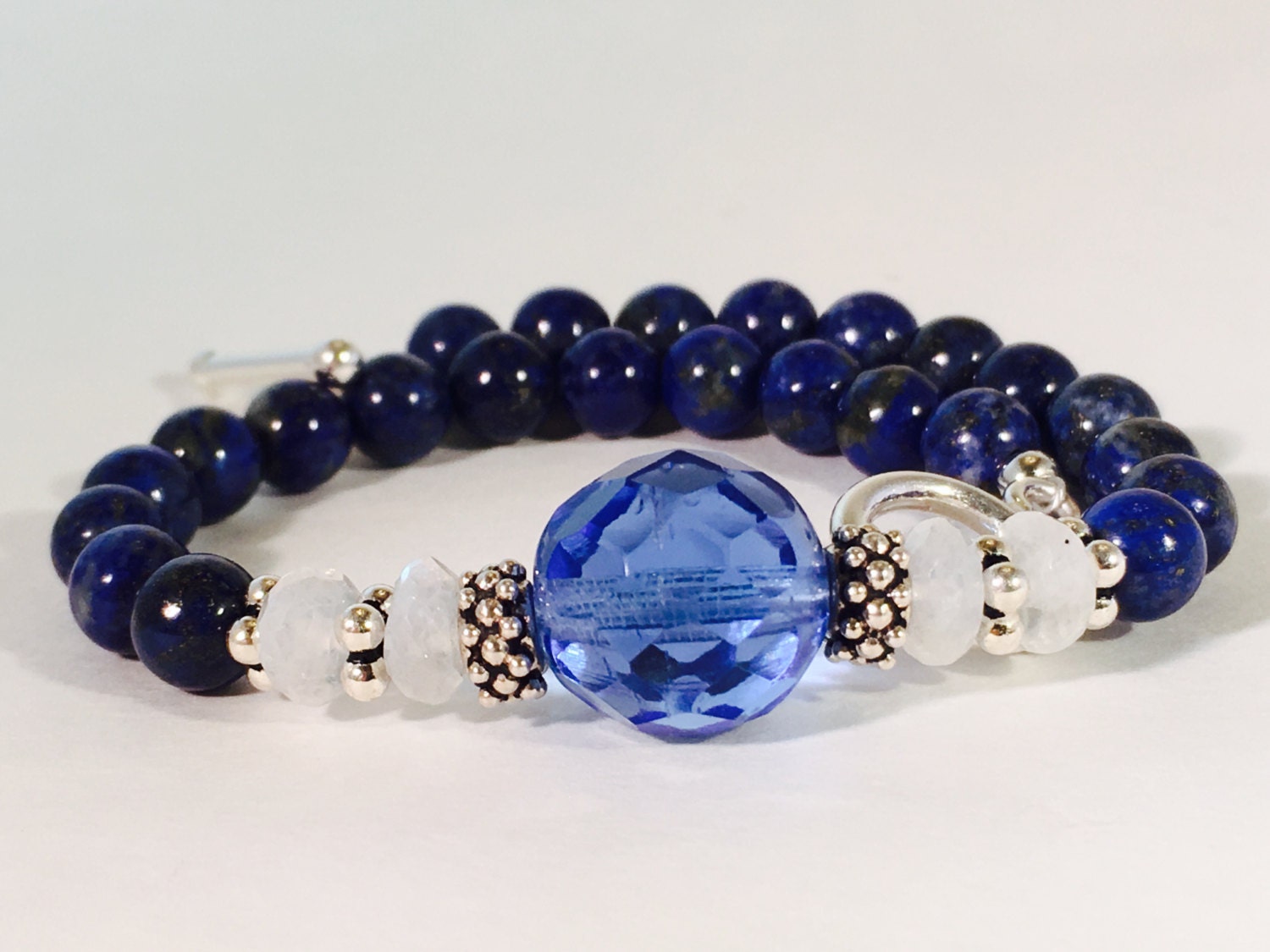 Blaue Lapis Lazuli Rondelle, Mondstein Chunky Bali Sterling Und Vintage Blau Facettierte Glas Armband Mit Einfachem Toggle Verschluss Blaue Lapis Lazuli Rondelle, Mondstein Chunky Bali Sterling Und Vintage Blau Facettierte Glas Armband Mit Einfachem Toggle Verschluss von KatherineKDesigns