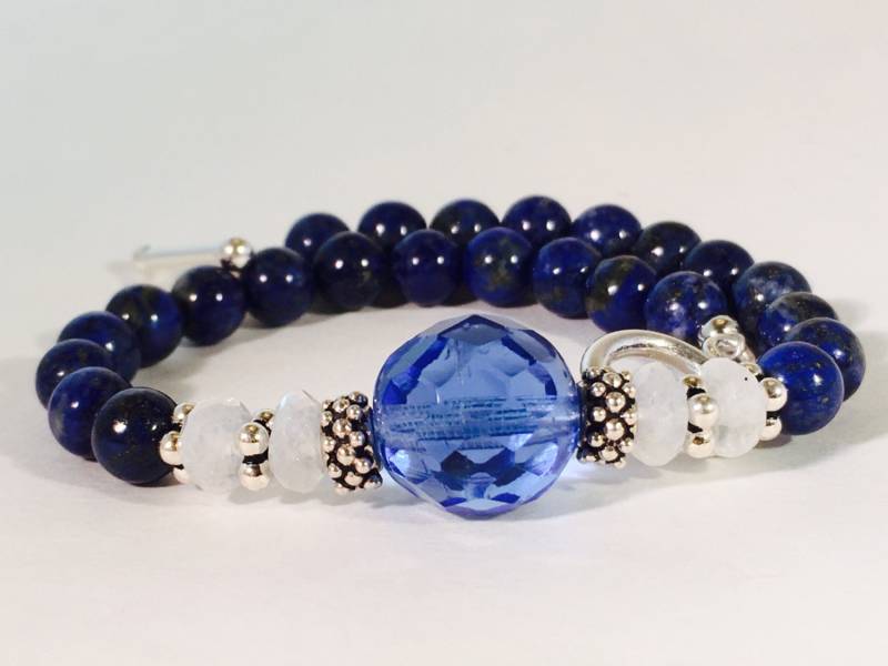 Blaue Lapis Lazuli Rondelle, Mondstein Chunky Bali Sterling Und Vintage Blau Facettierte Glas Armband Mit Einfachem Toggle Verschluss Blaue Lapis Lazuli Rondelle, Mondstein Chunky Bali Sterling Und Vintage Blau Facettierte Glas Armband Mit Einfachem Toggle Verschluss von KatherineKDesigns