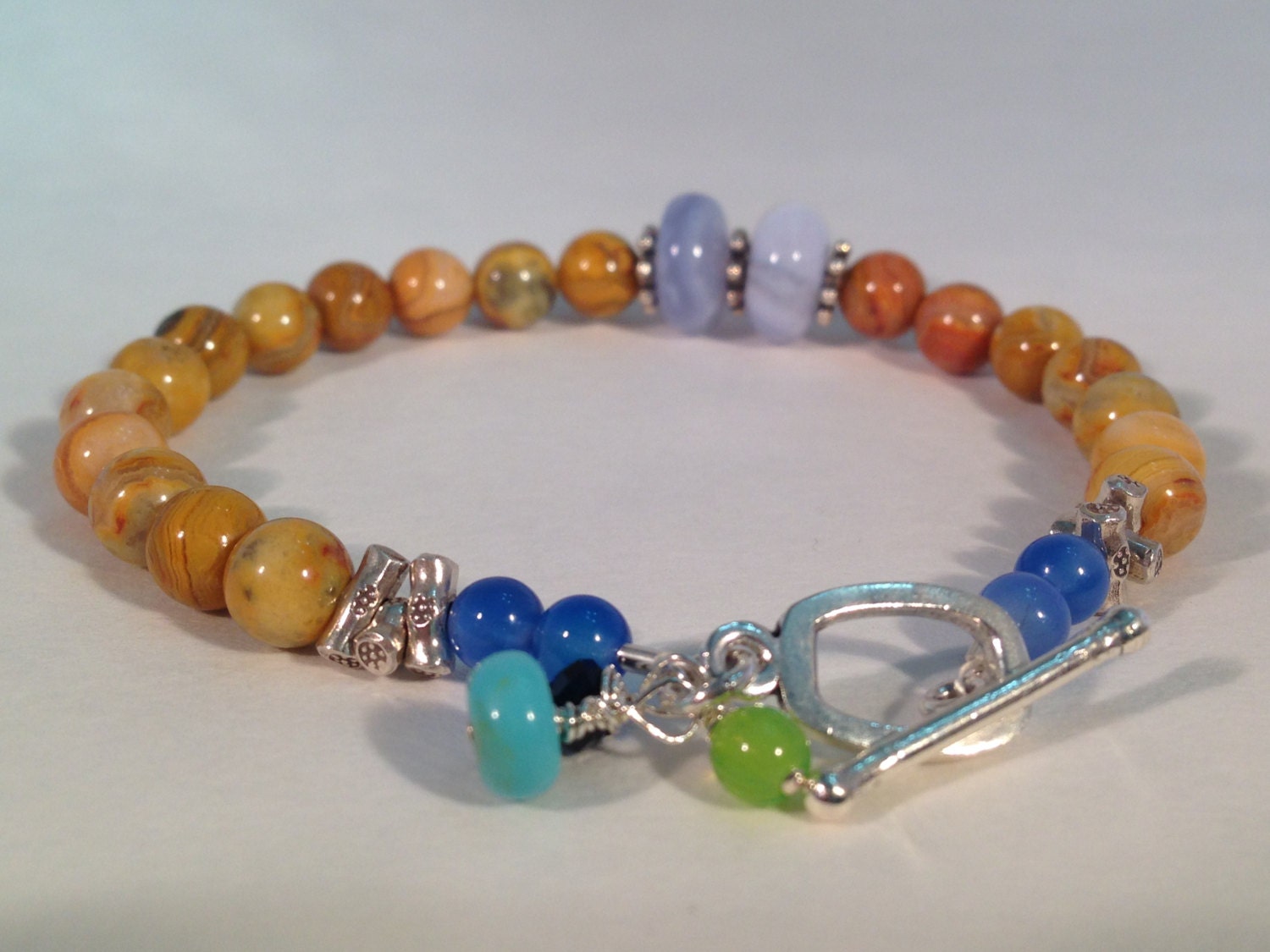 Erdiges Armband Mit Cremigem Gelb-Bernstein Jaspis, Natürlichen Und Gefärbten Chalcedon, Achat Jade Plus Sterling Toggle, Thai Bones Erdiges Armband Mit Cremigem Gelb-Bernstein Jaspis, Natürlichen Und Gefärbten Chalcedon, Achat Jade Plus Sterling Toggle, Thai Bones von KatherineKDesigns