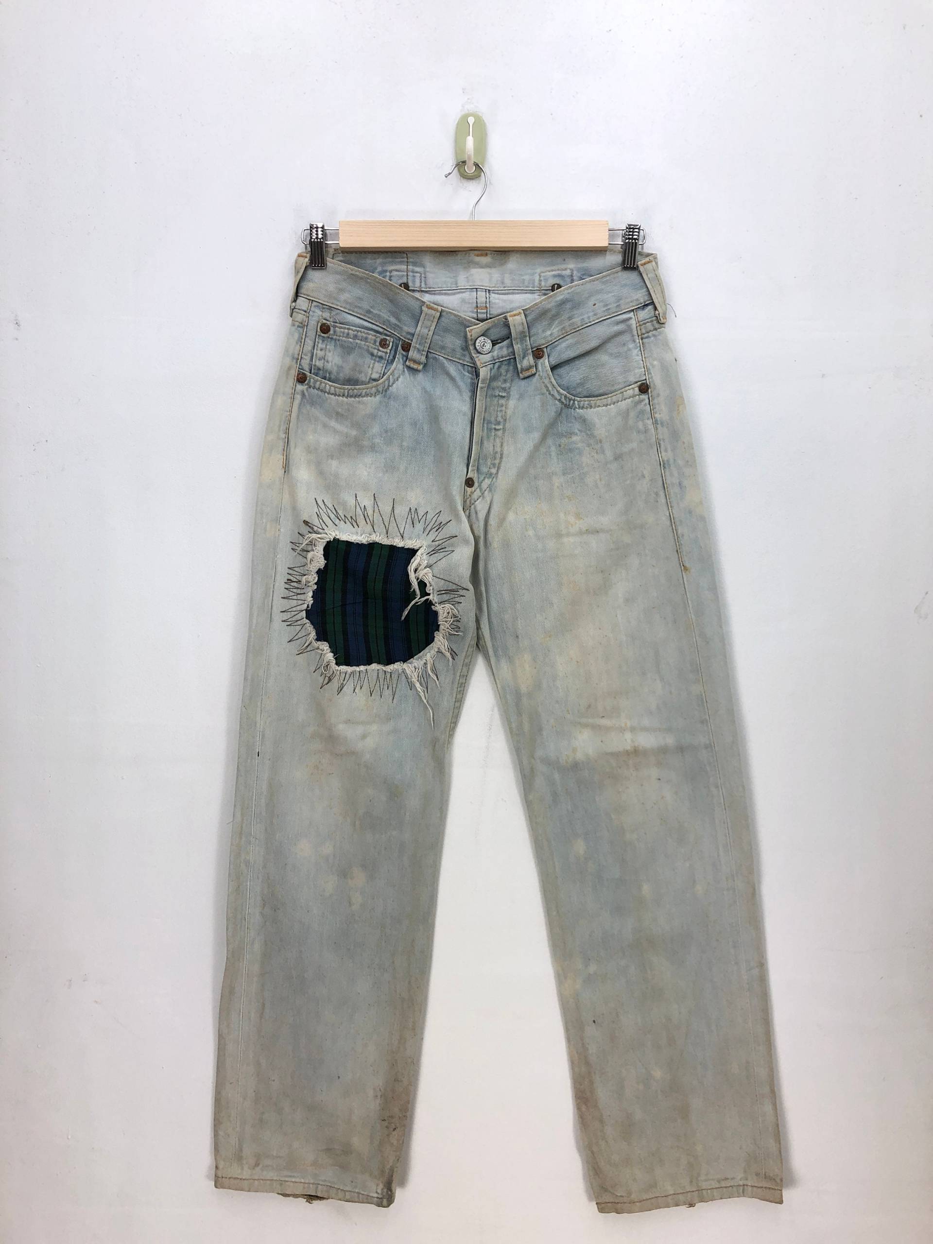 Größe 32x32 Vintage Levi's 501 Light Wash Jeans Mit Schnalle Hinten 90Er Jahre Damen Hose Hoher Taille Levis Distressed Denim Girlfriend W32 von KatherineLuxuryShop