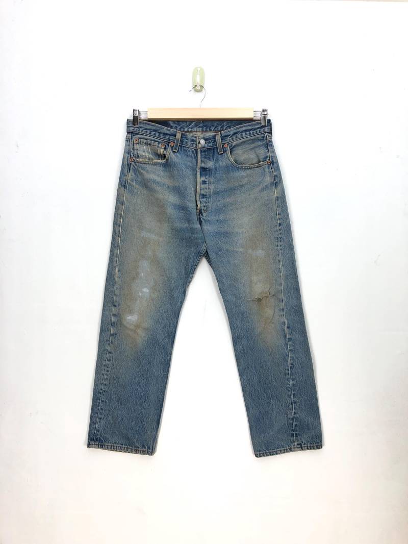W32 Vintage Levis 501 Light Wash Jeans 90Er Jahre Damen High Waisted Hose Dirty Levi's Button Fly Denim Boyfriend Größe 32x27 von KatherineLuxuryShop